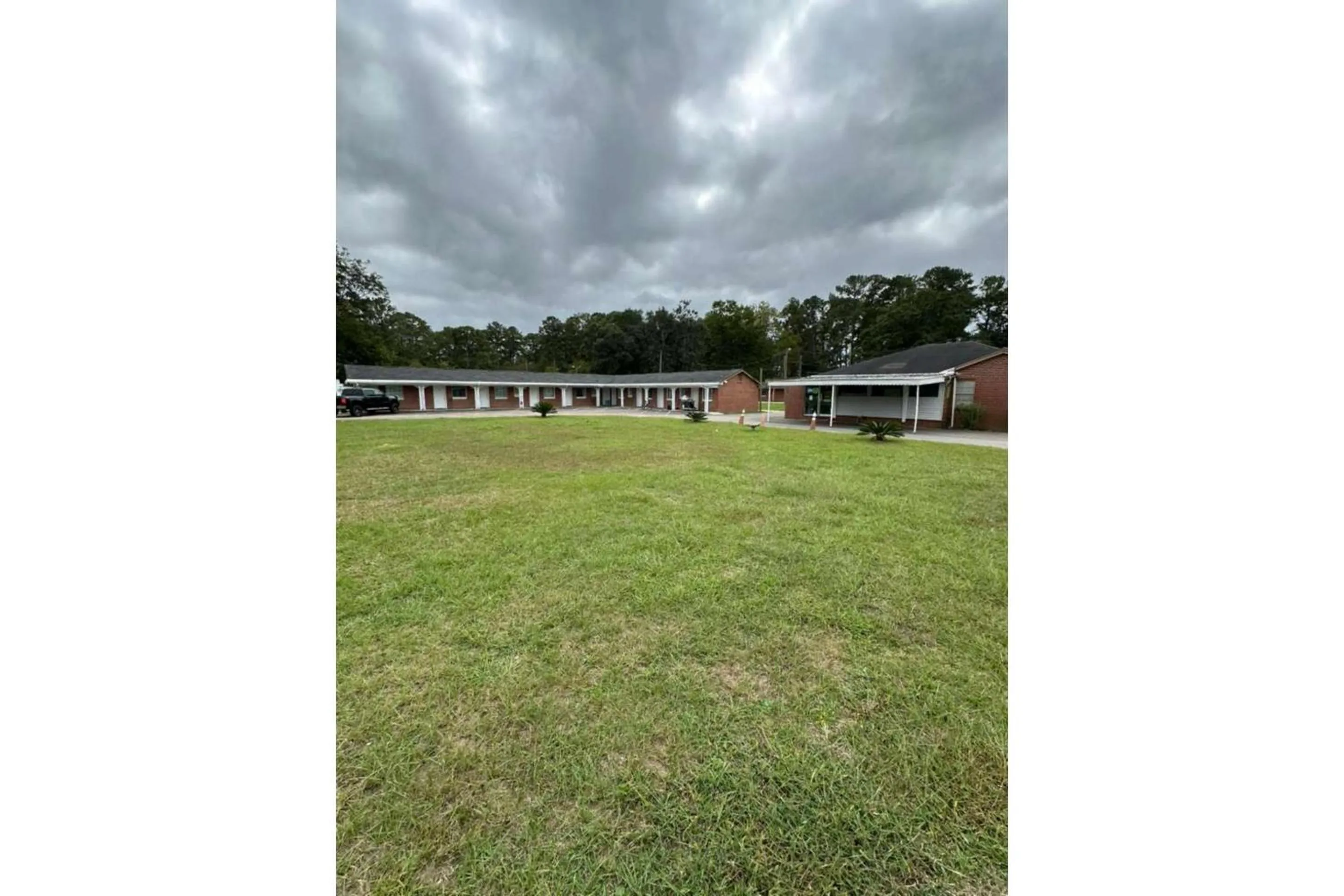 Property building in Walkers Inn Dothan by Hotel O