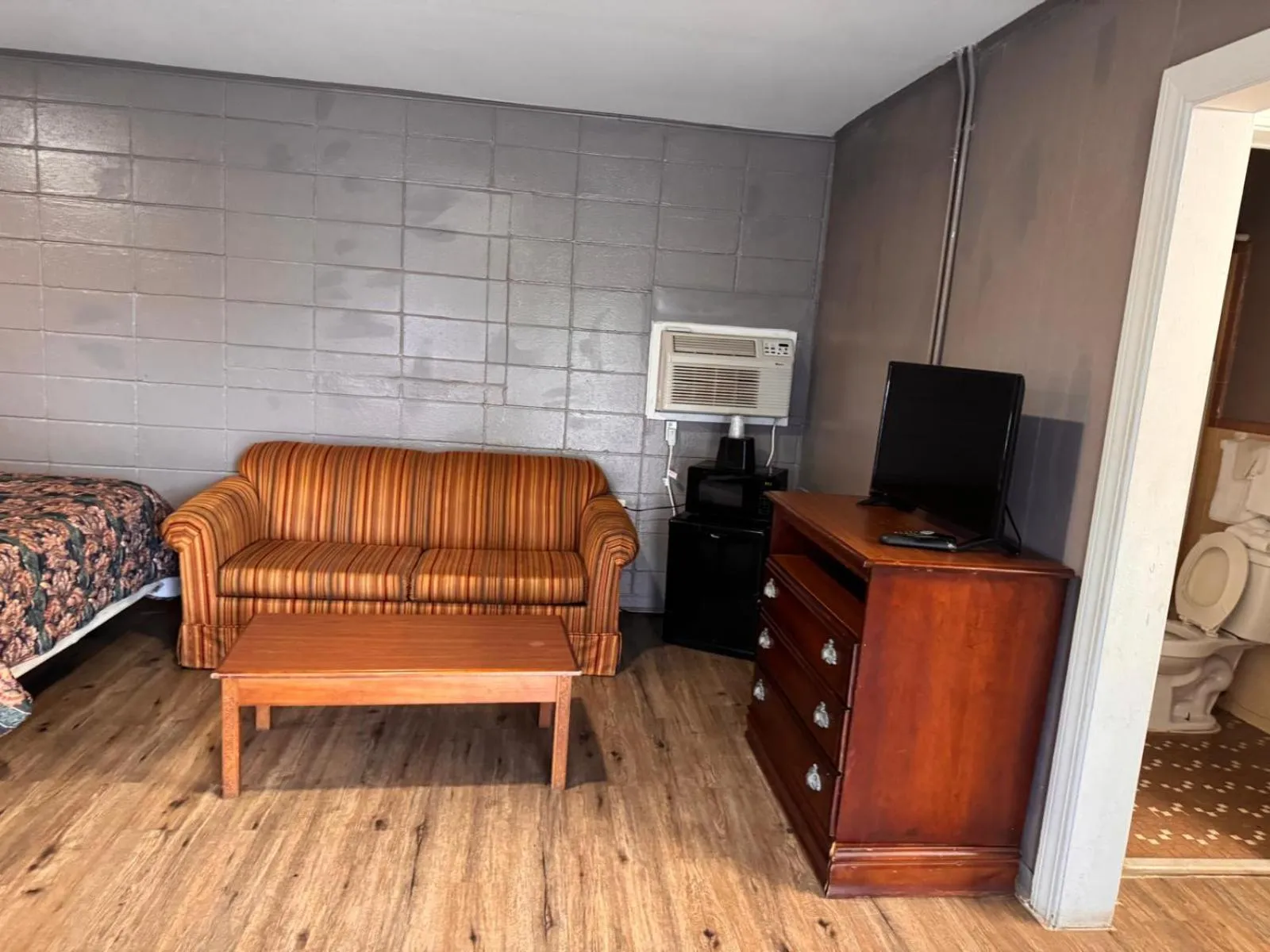 Seating area in Walkers Inn Dothan by Hotel O