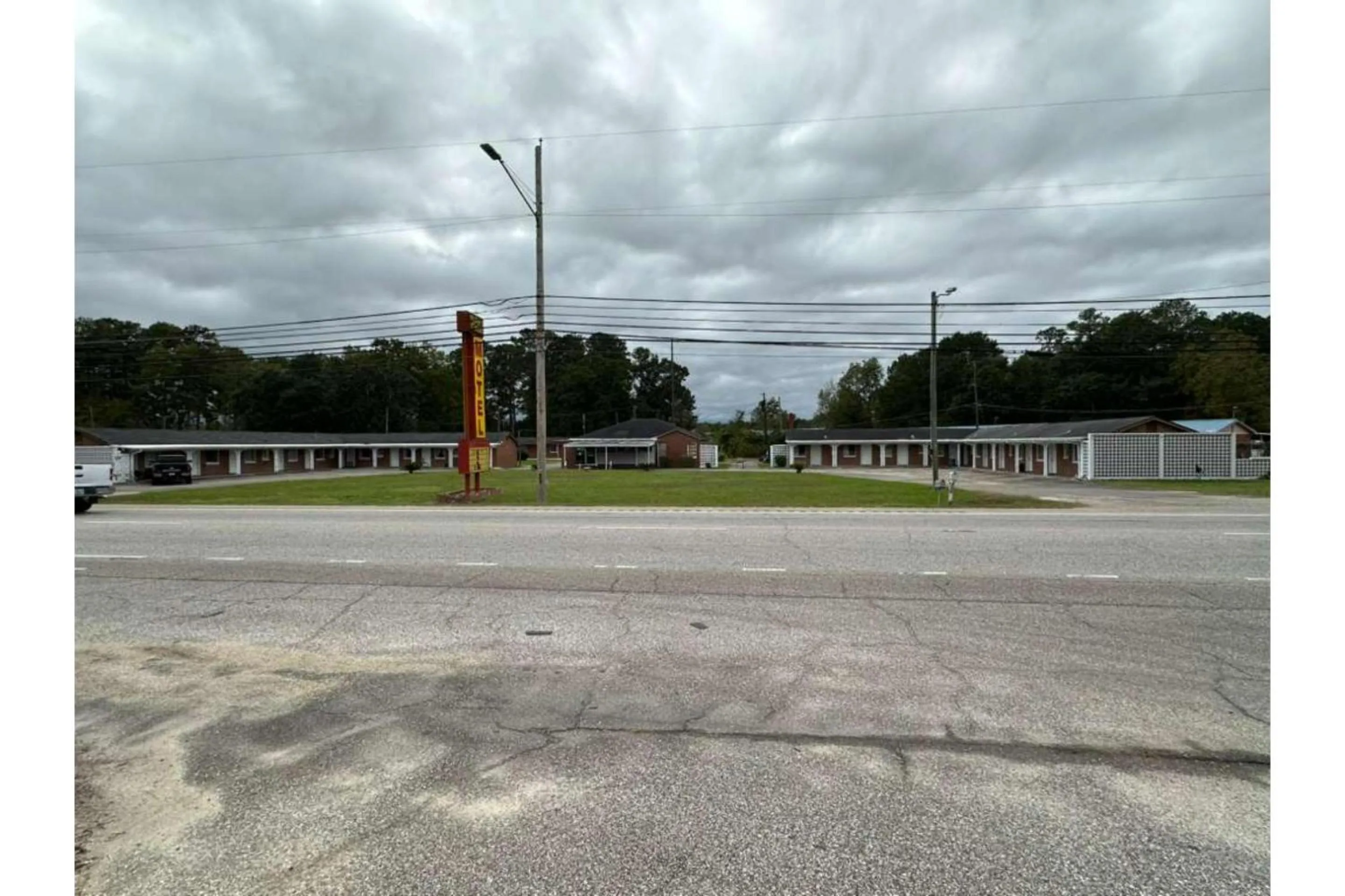 Facade/entrance in Walkers Inn Dothan by Hotel O