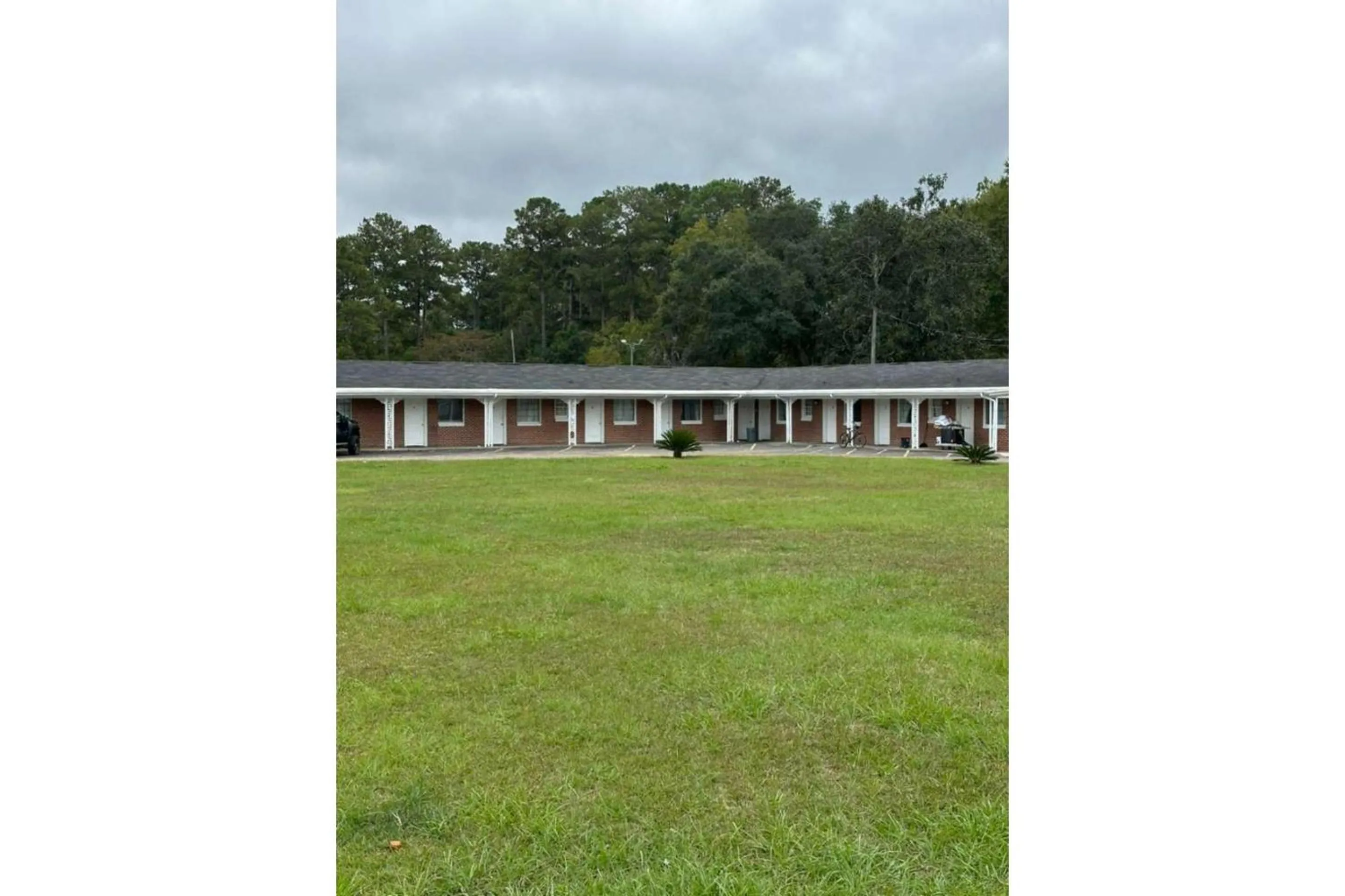 Property building in Walkers Inn Dothan by Hotel O