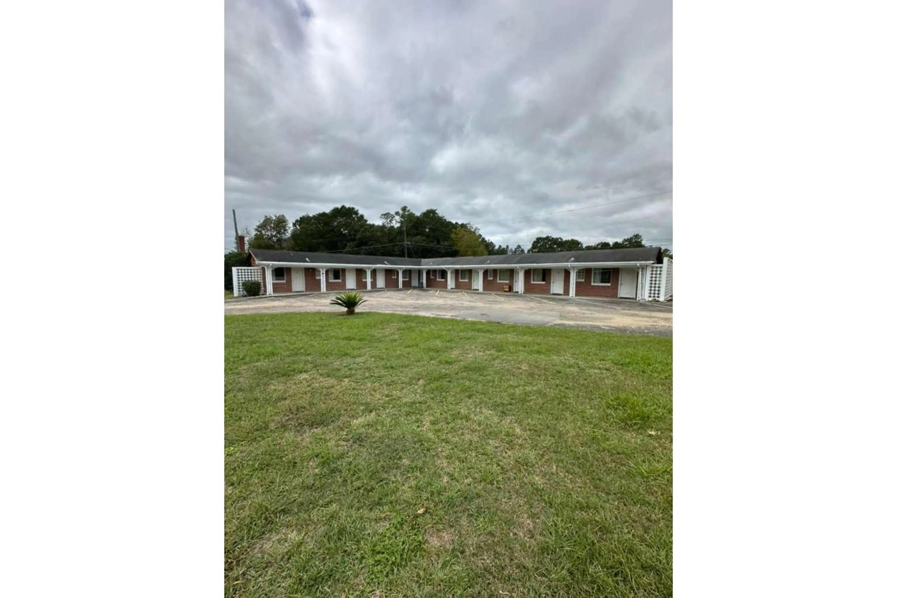 Property building in Walkers Inn Dothan by Hotel O