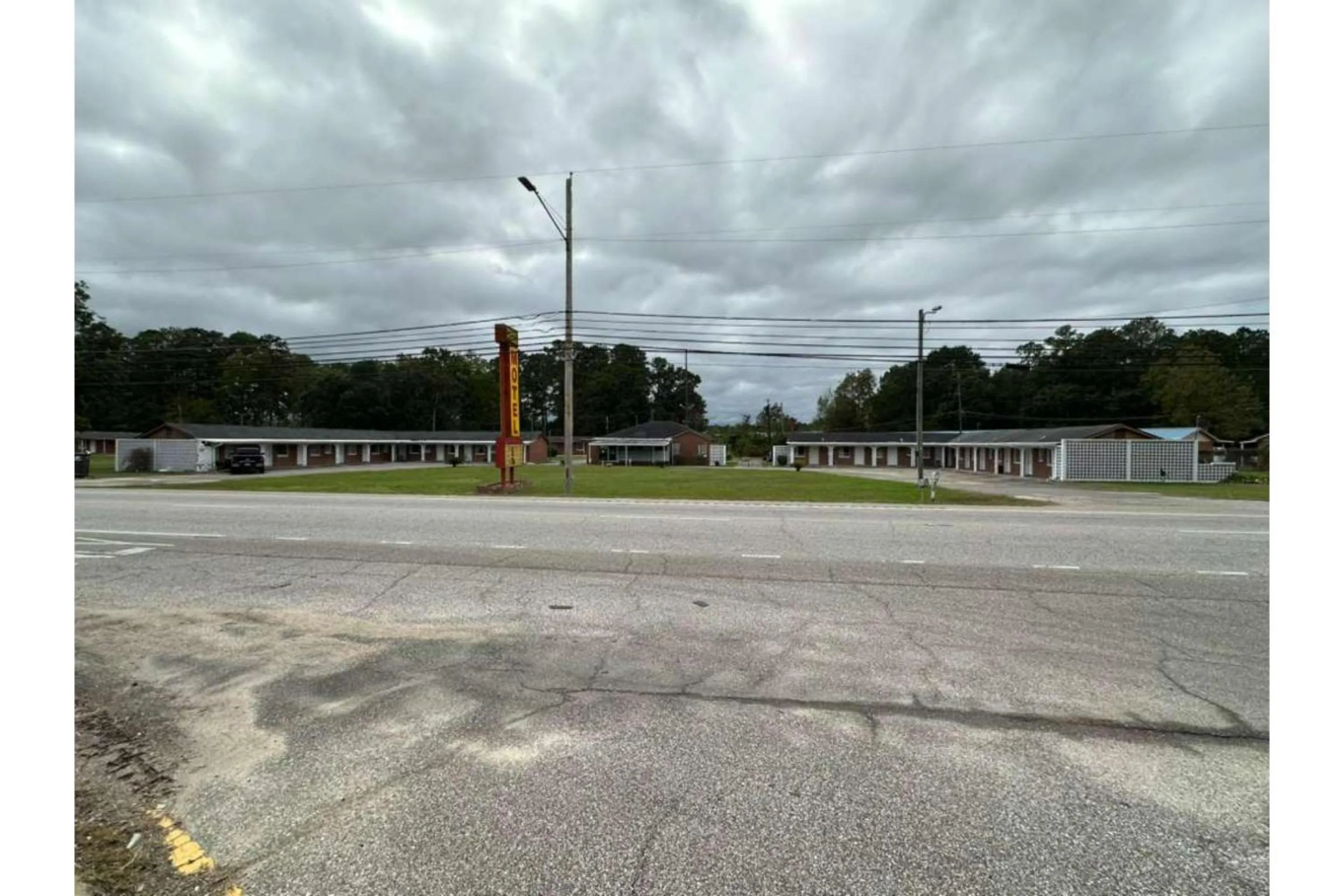 Property building in Walkers Inn Dothan by Hotel O