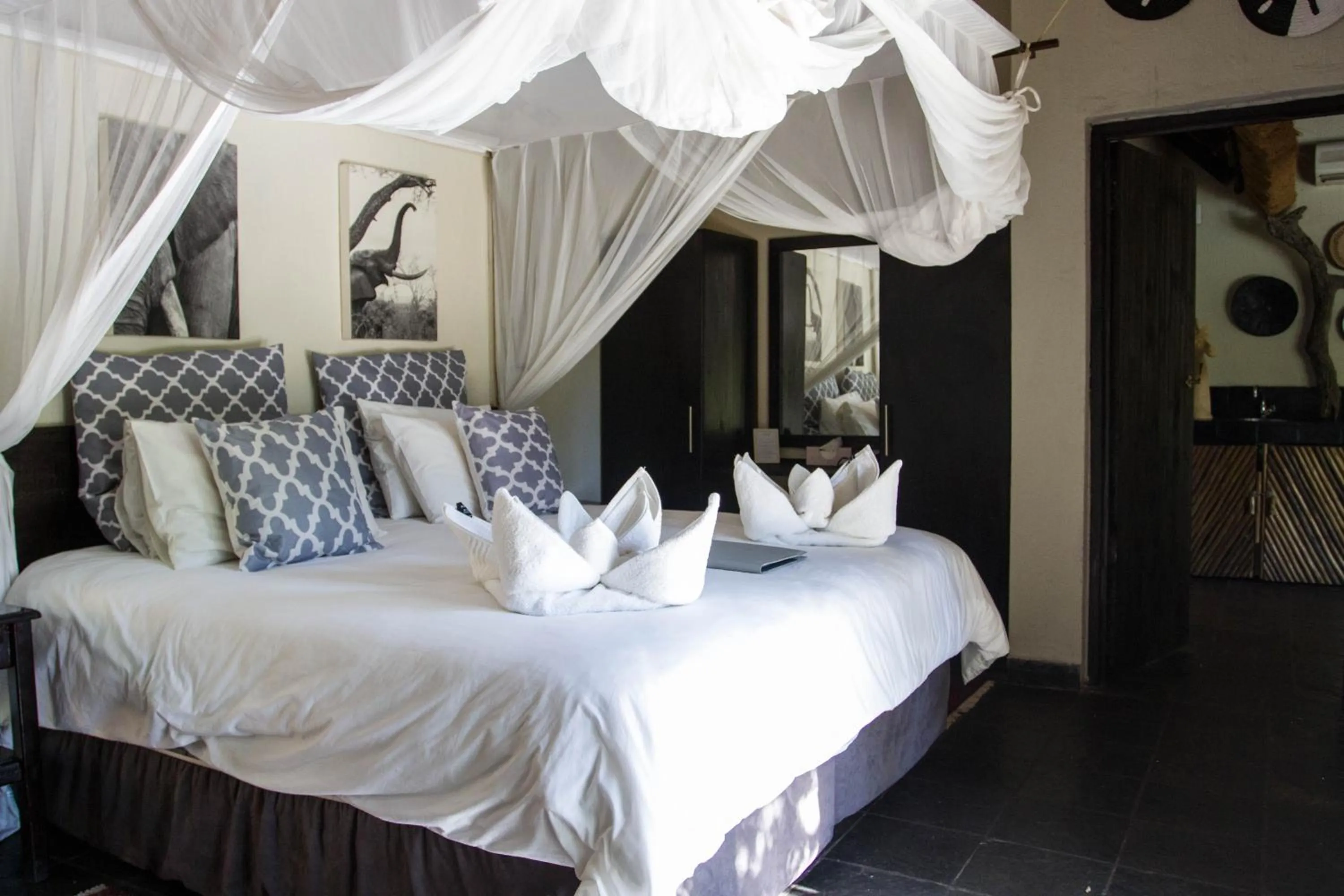 Photo of the whole room, Bed in Ezulwini Game Lodges