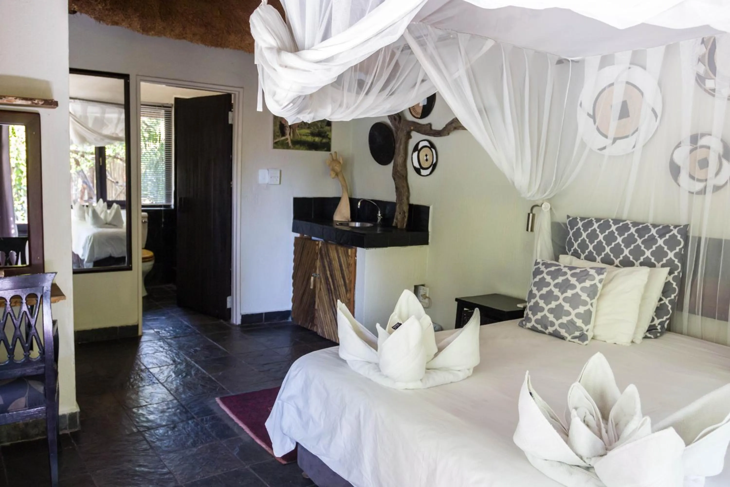 Shower, Bed in Ezulwini Game Lodges