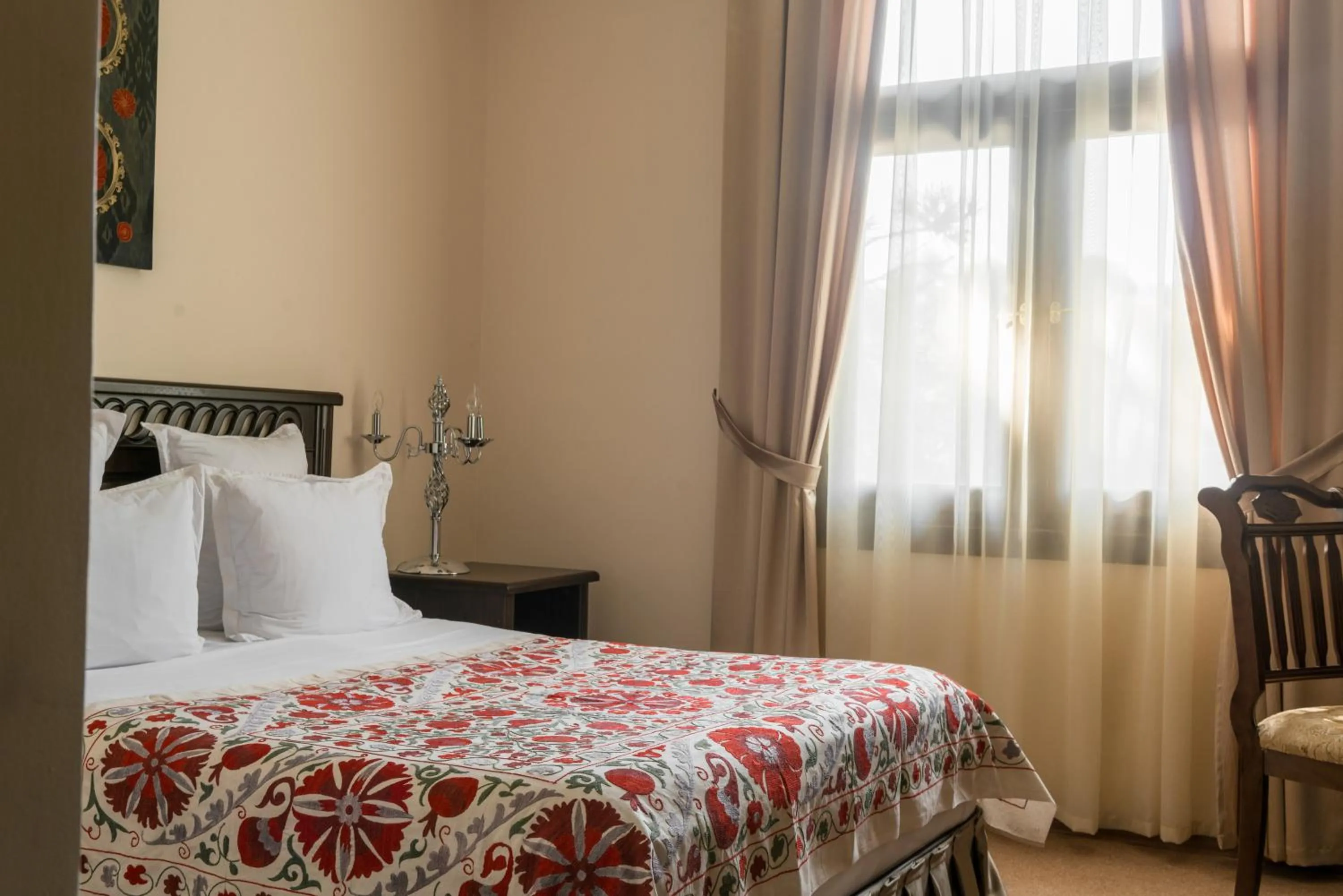 Photo of the whole room, Bed in L'Argamak