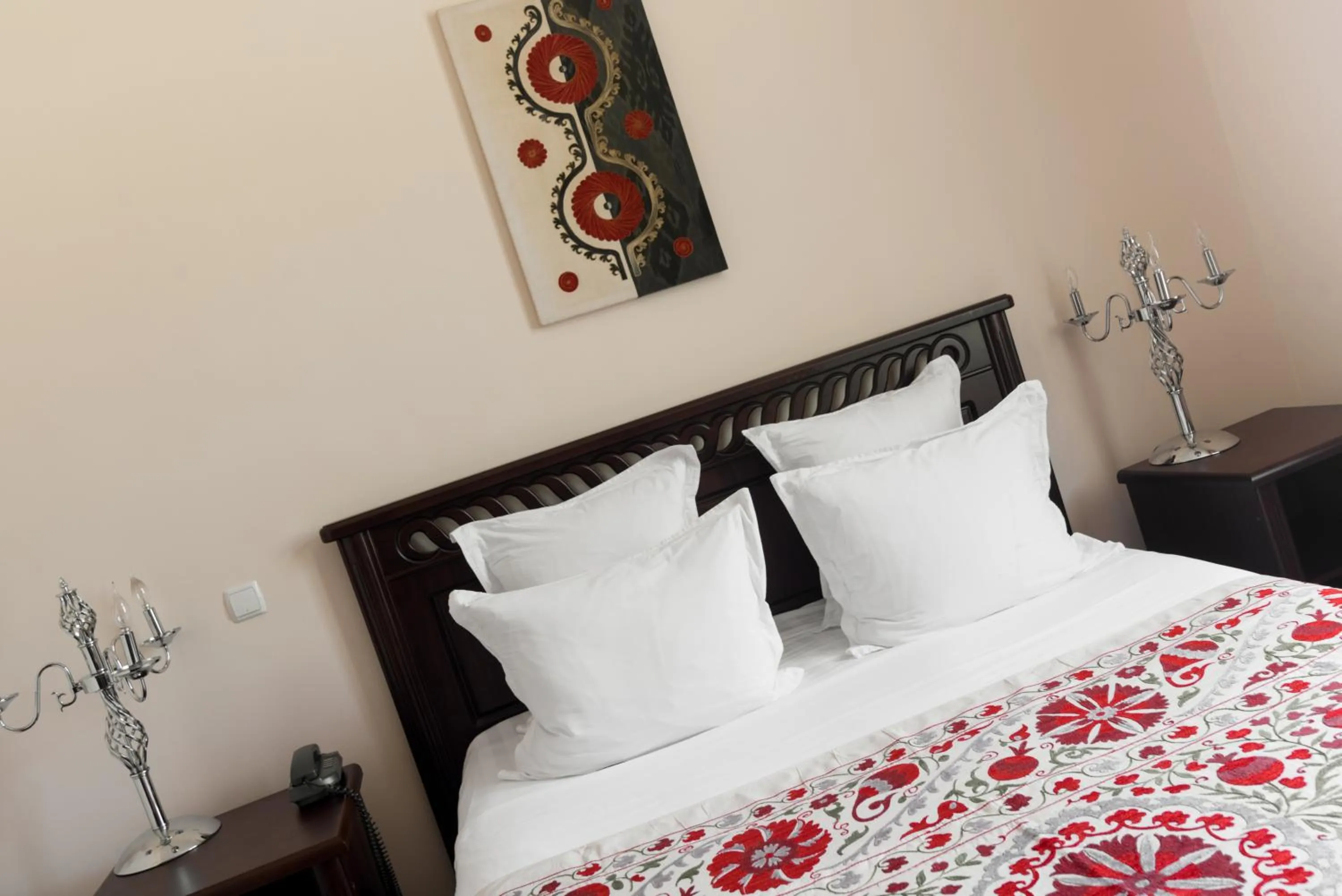 Photo of the whole room, Bed in L'Argamak