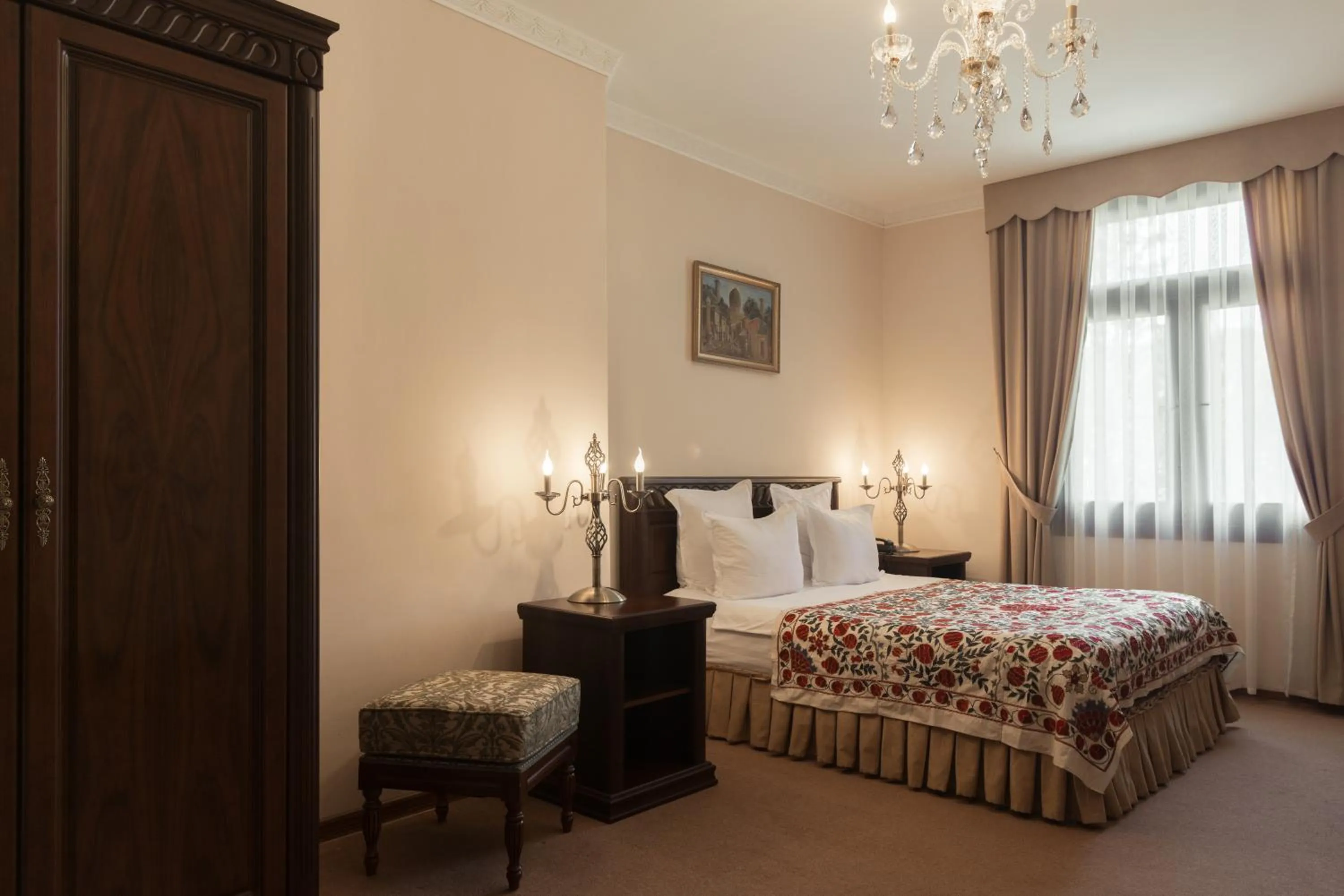 Photo of the whole room, Bed in L'Argamak