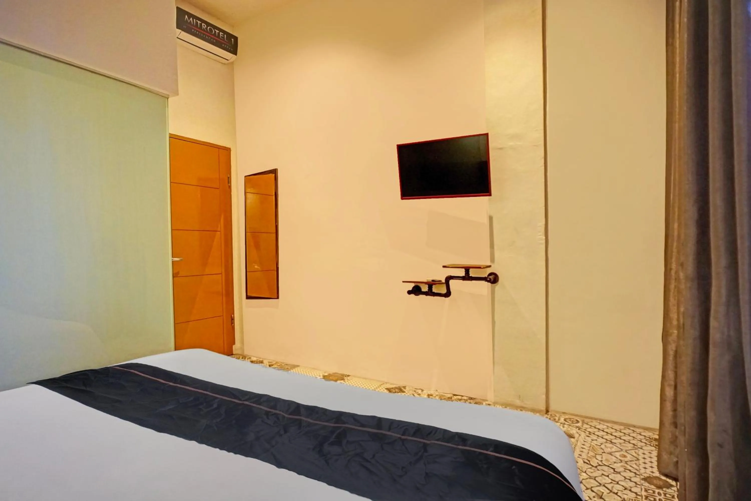 Bedroom, Bed in Hotel O near Ringroad City Walk XXI formerly Mitrotel Medan