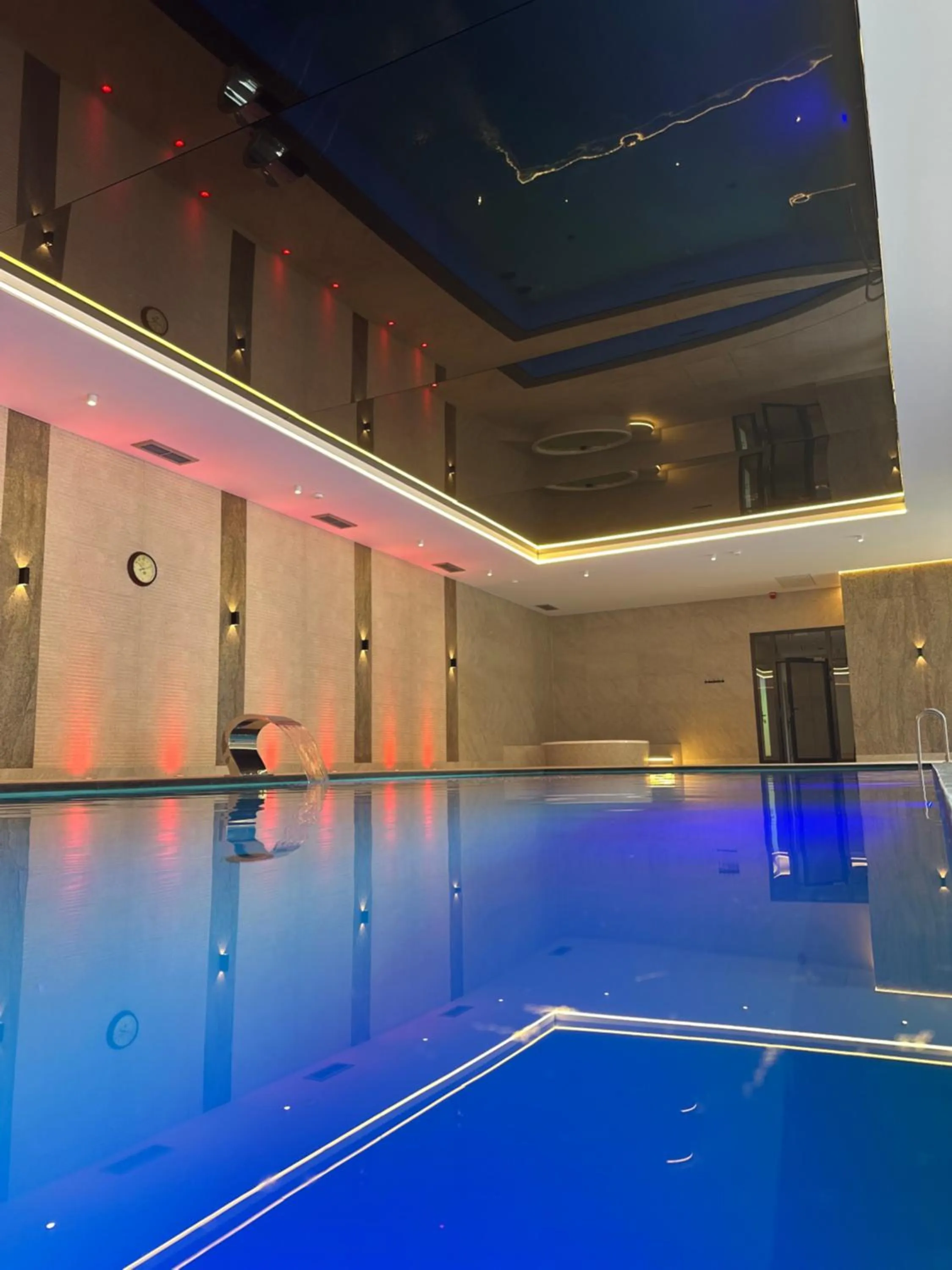 Swimming pool in Hotel Pałac Poledno