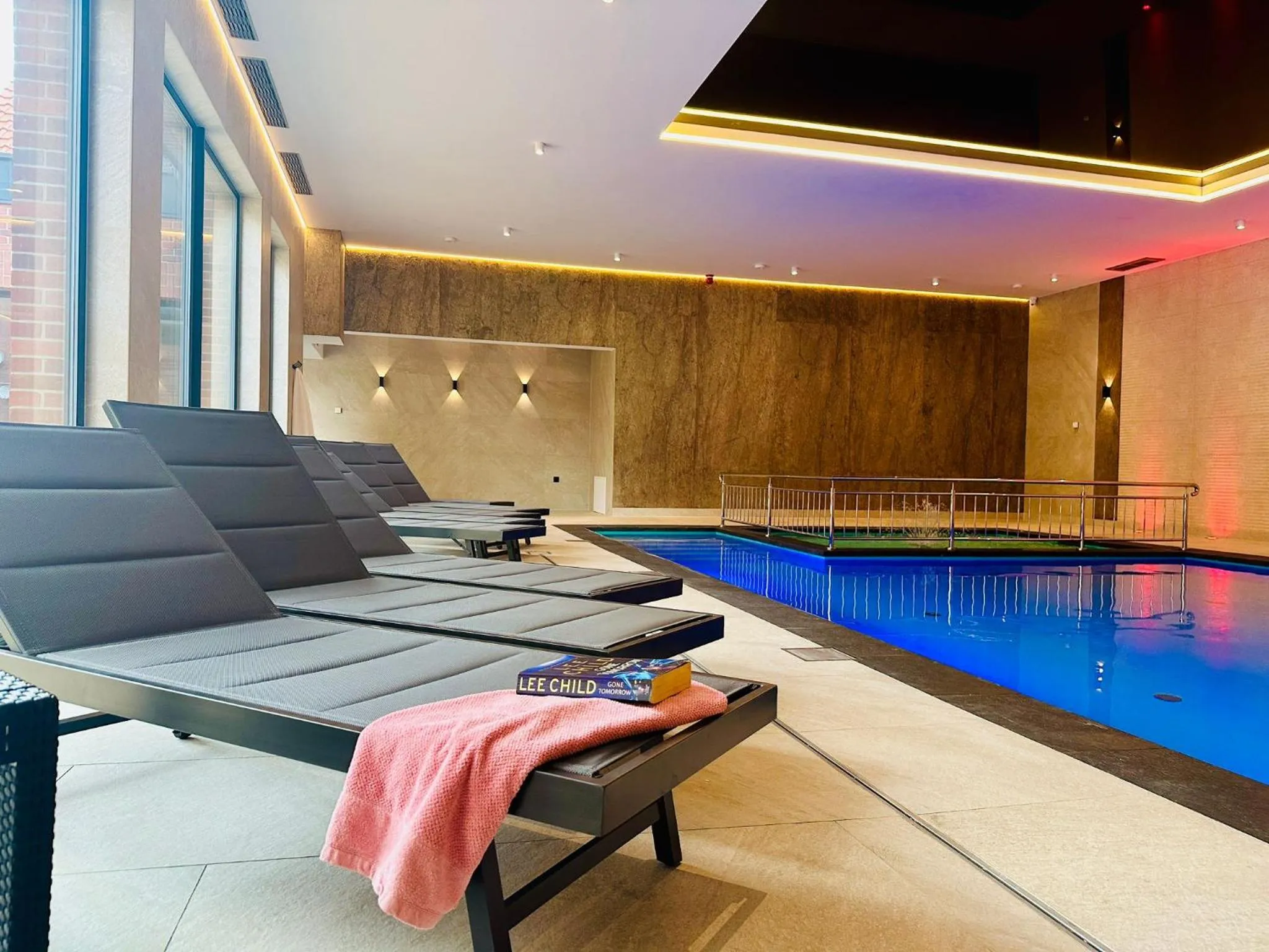 Swimming pool in Hotel Pałac Poledno