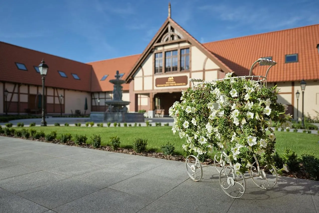 Facade/entrance in Hotel Pałac Poledno
