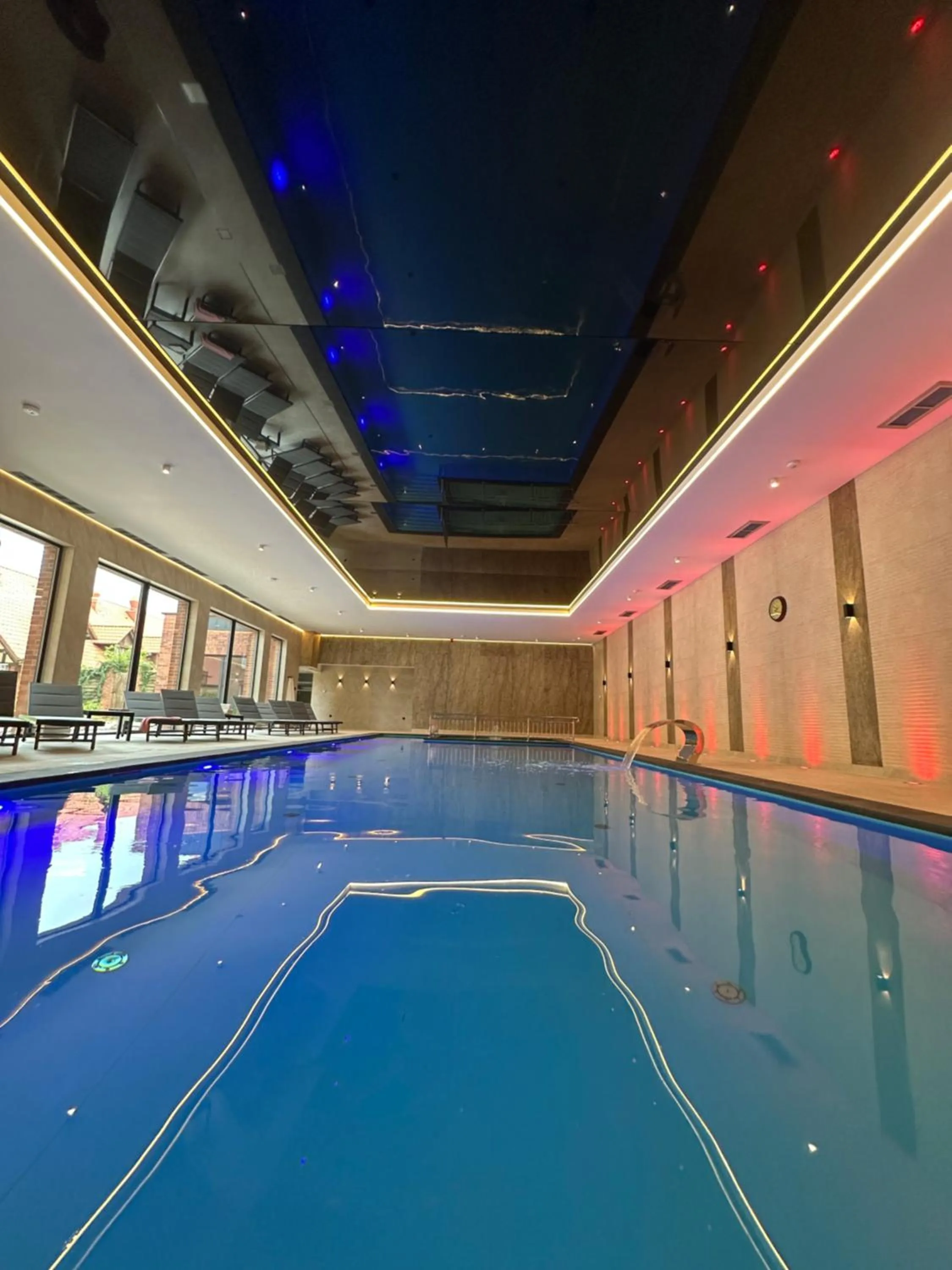Swimming pool in Hotel Pałac Poledno