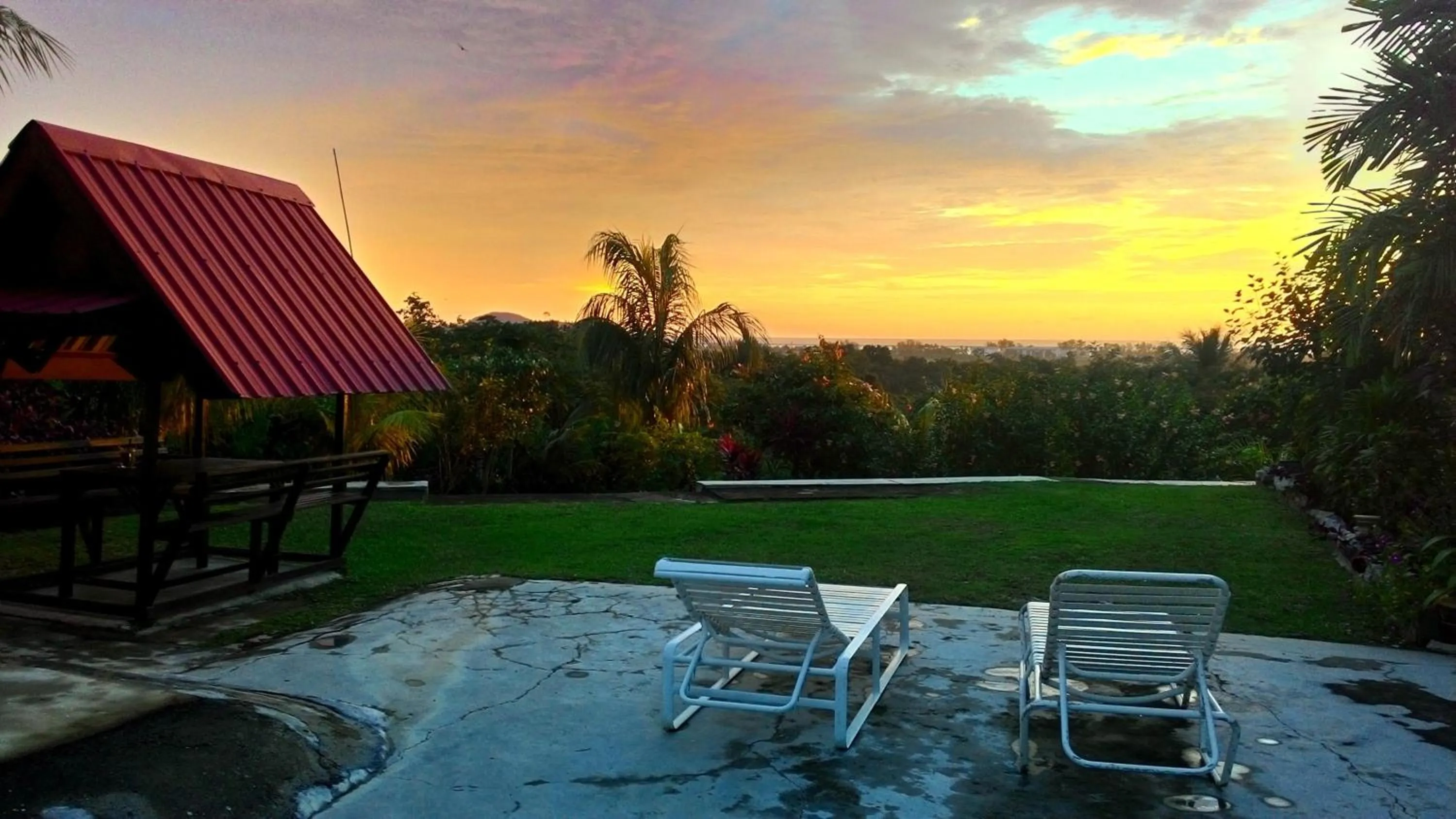 Garden view in Pemandangan Indah Guest House - Look Out Point Villa-