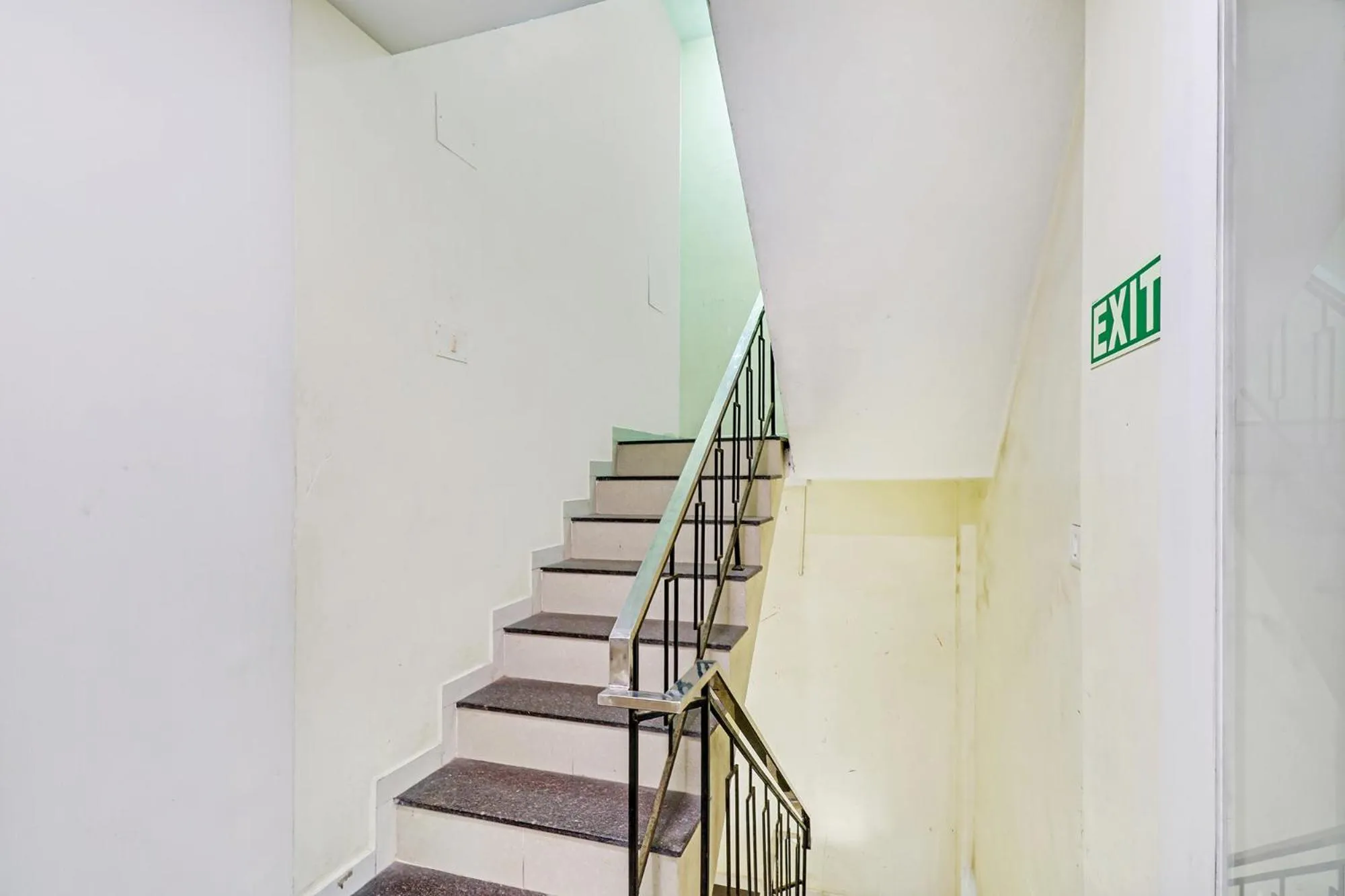 Lobby or reception in Fabhotel Colors Service Apartment - Nr MRC Nagar