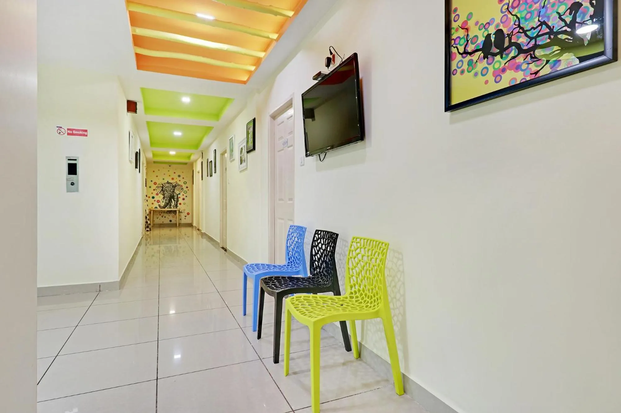 Lobby or reception in Fabhotel Colors Service Apartment - Nr MRC Nagar