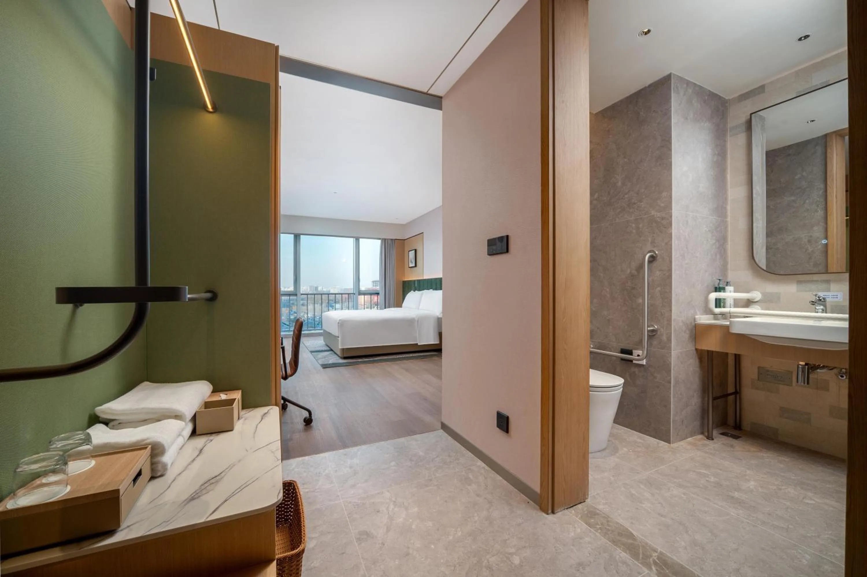 Bathroom, Bed in Hilton Garden Inn Beijing Fengtai Xinxiang Building