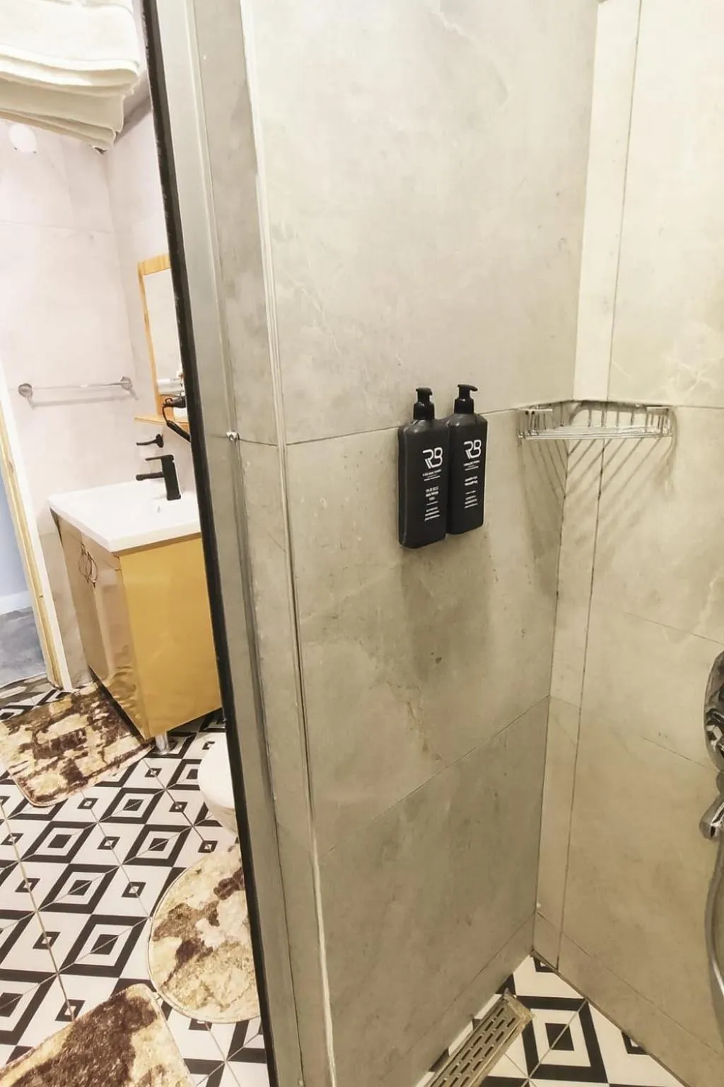Shower in Sare Apartments - Sultanahmet