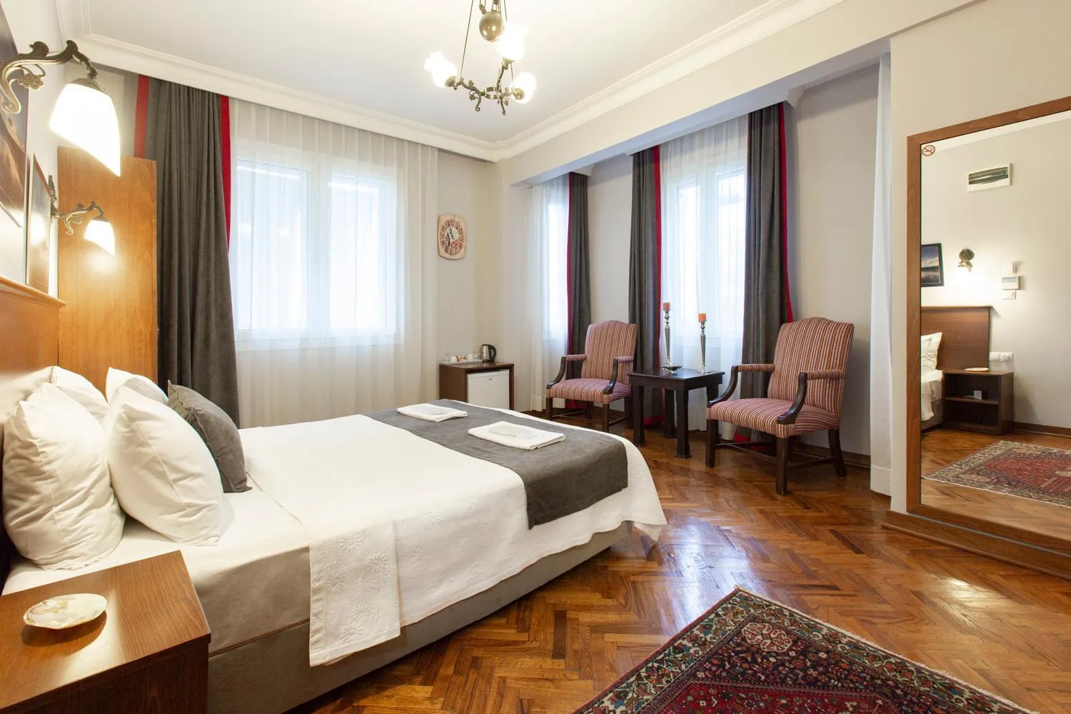 Photo of the whole room, Bed in Queen Seagull Boutique Hotel