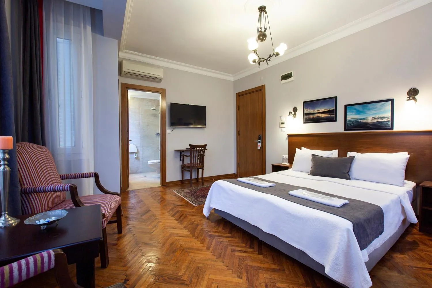 Photo of the whole room, Bed in Queen Seagull Boutique Hotel