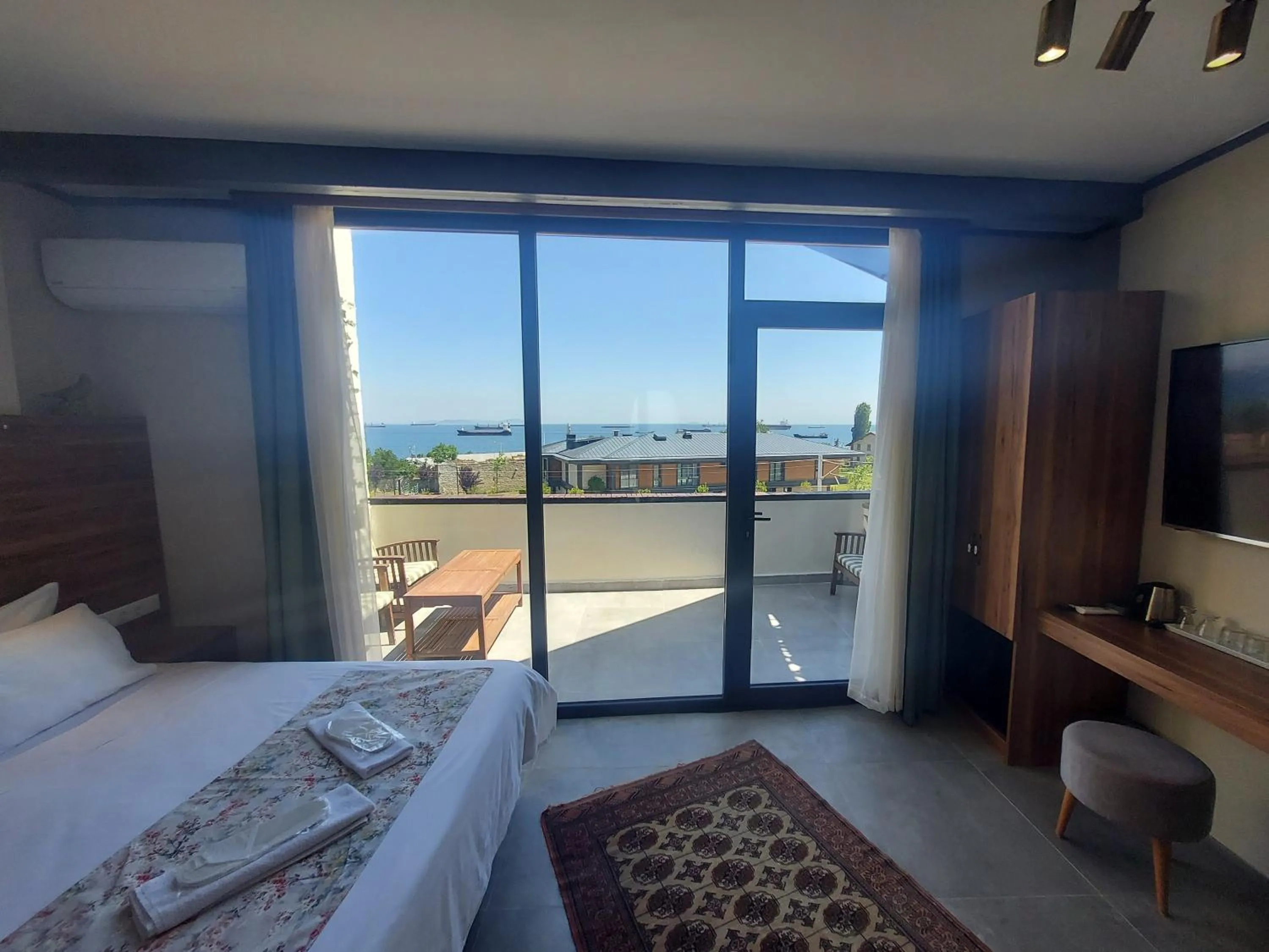 Balcony/Terrace, Bed in Queen Seagull Boutique Hotel