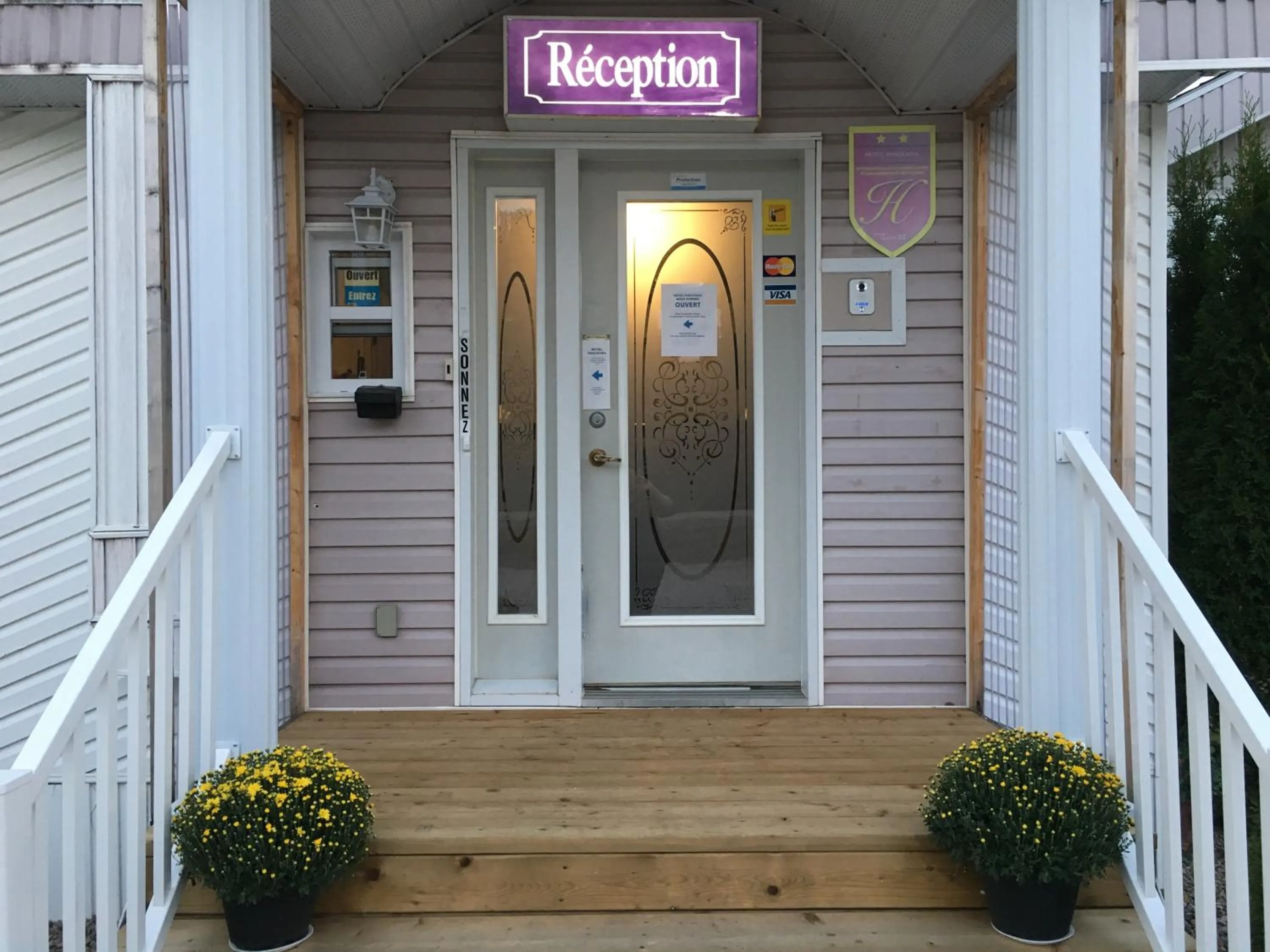 Facade/entrance in Auberge Motel Panorama