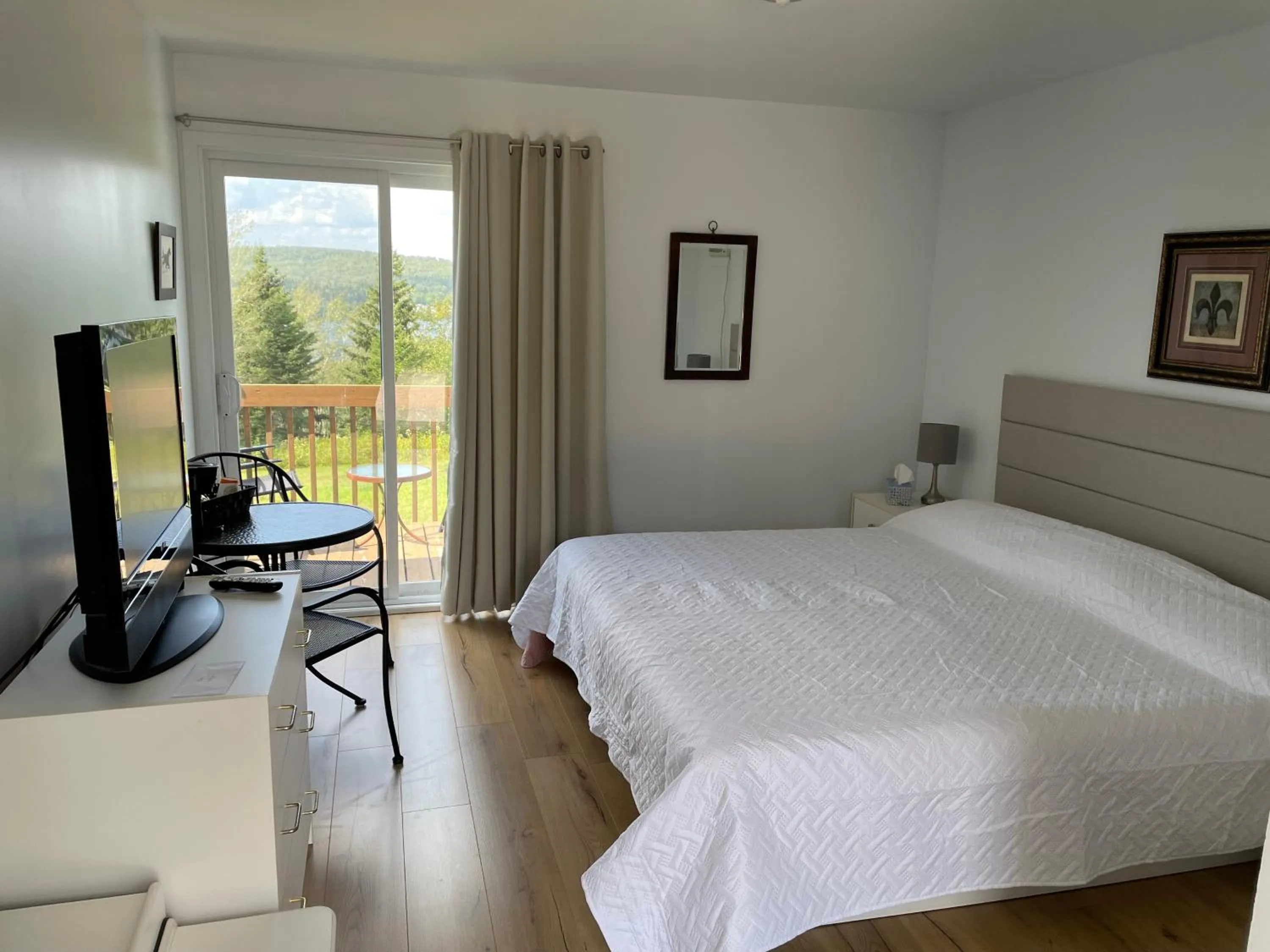 Photo of the whole room, Bed in Auberge Motel Panorama