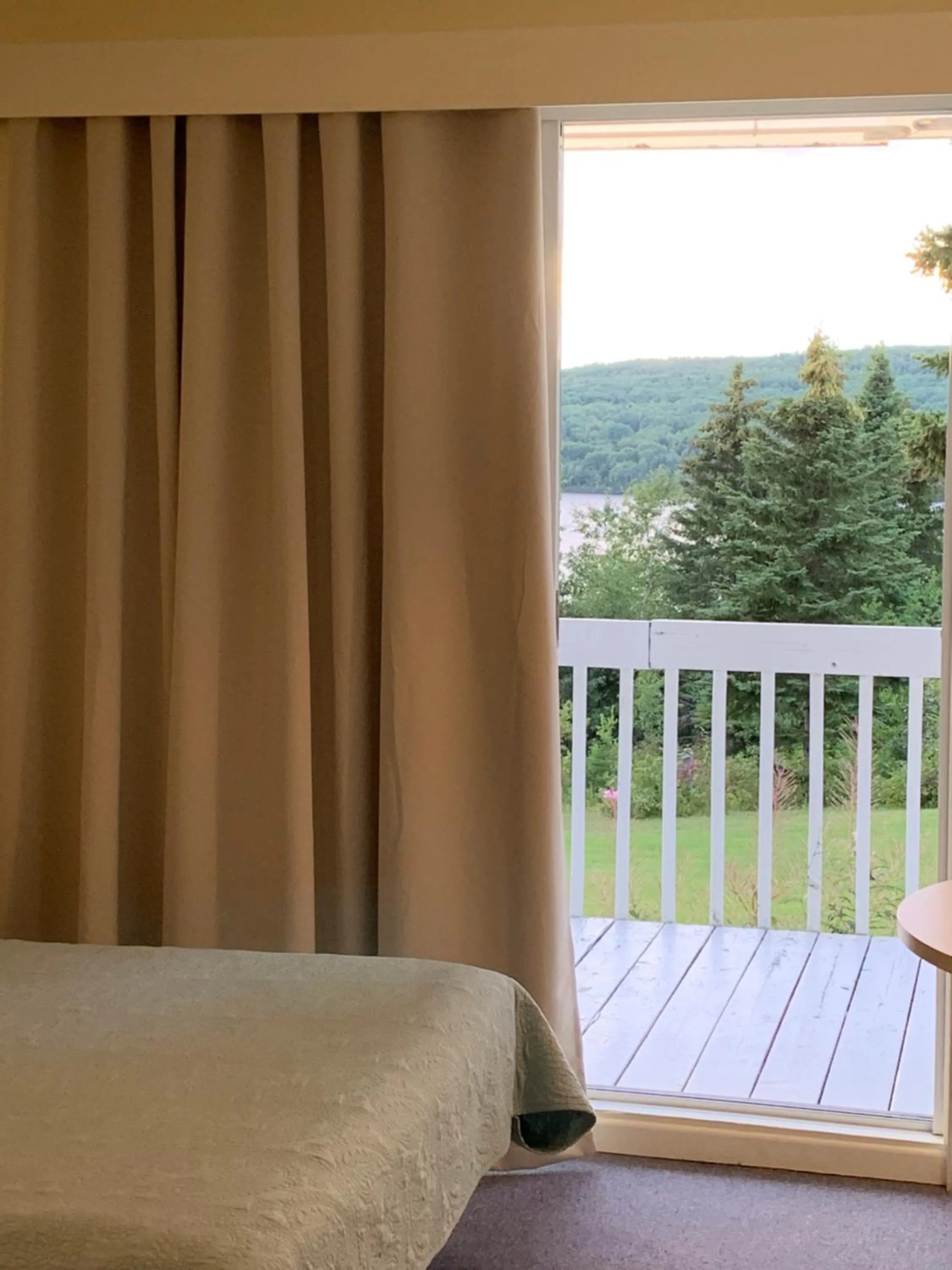 Balcony/Terrace, Bed in Auberge Motel Panorama