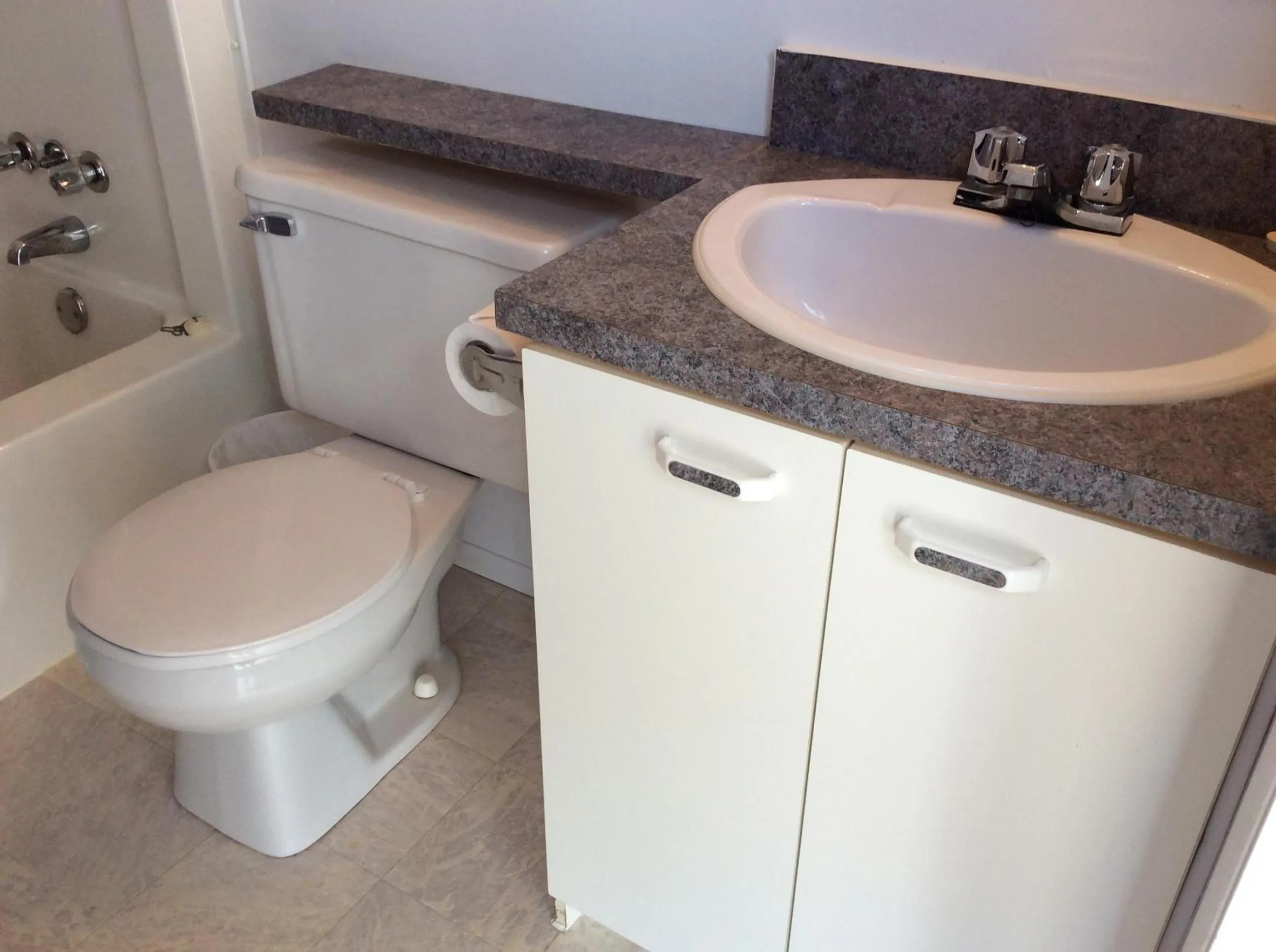 Bathroom in Auberge Motel Panorama