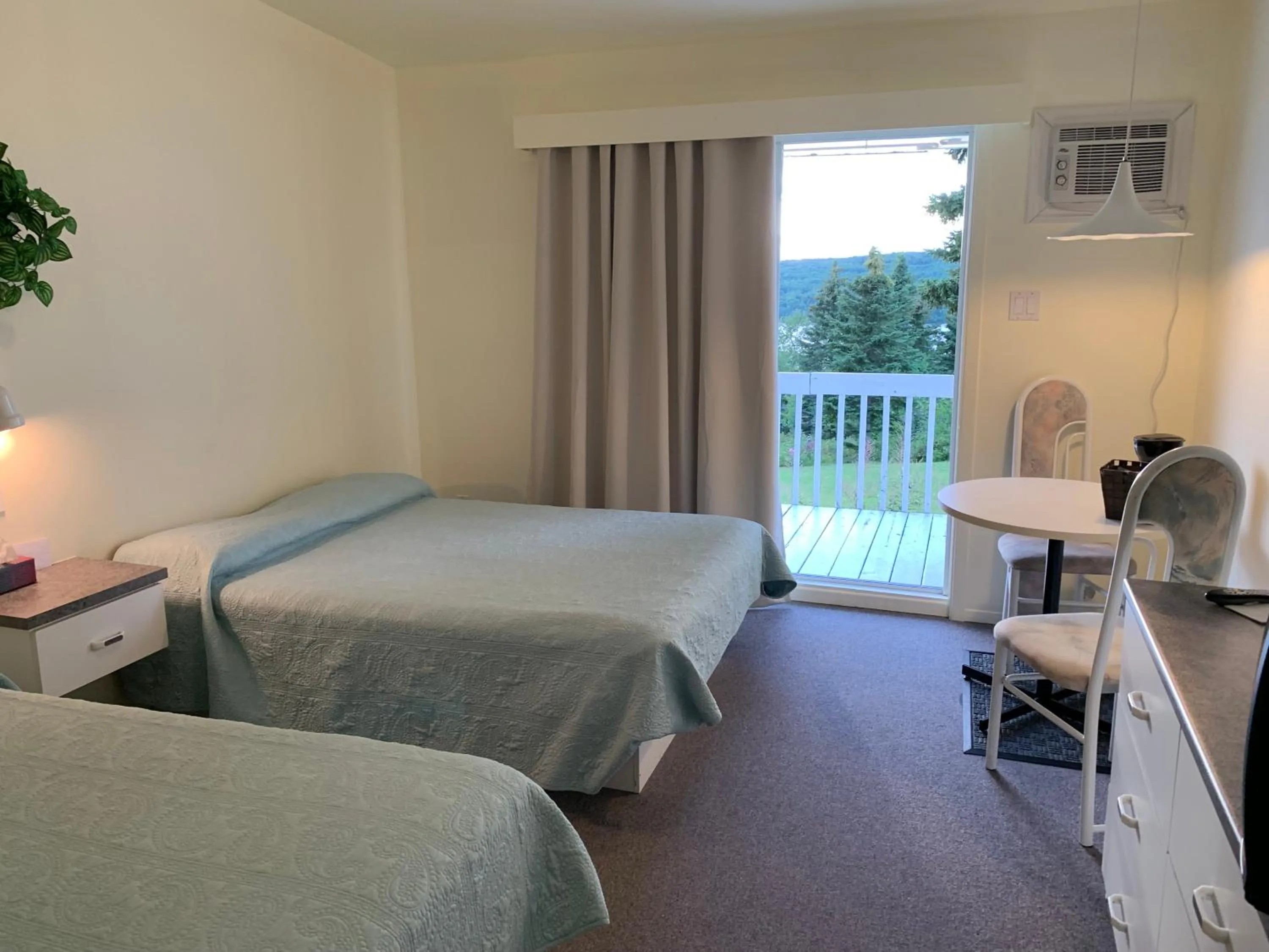 Photo of the whole room, Bed in Auberge Motel Panorama