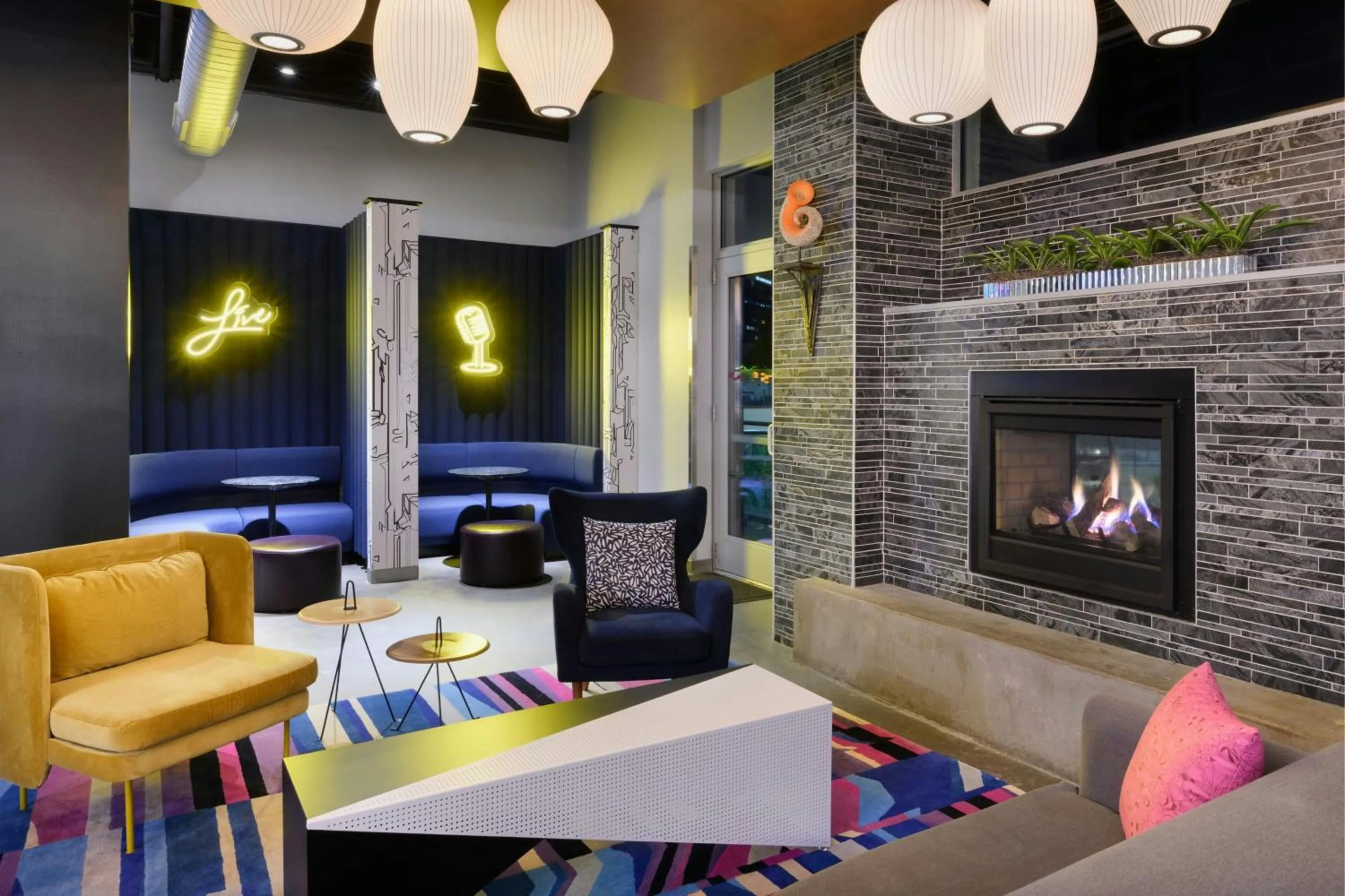Lounge or bar in Aloft Greenville Downtown
