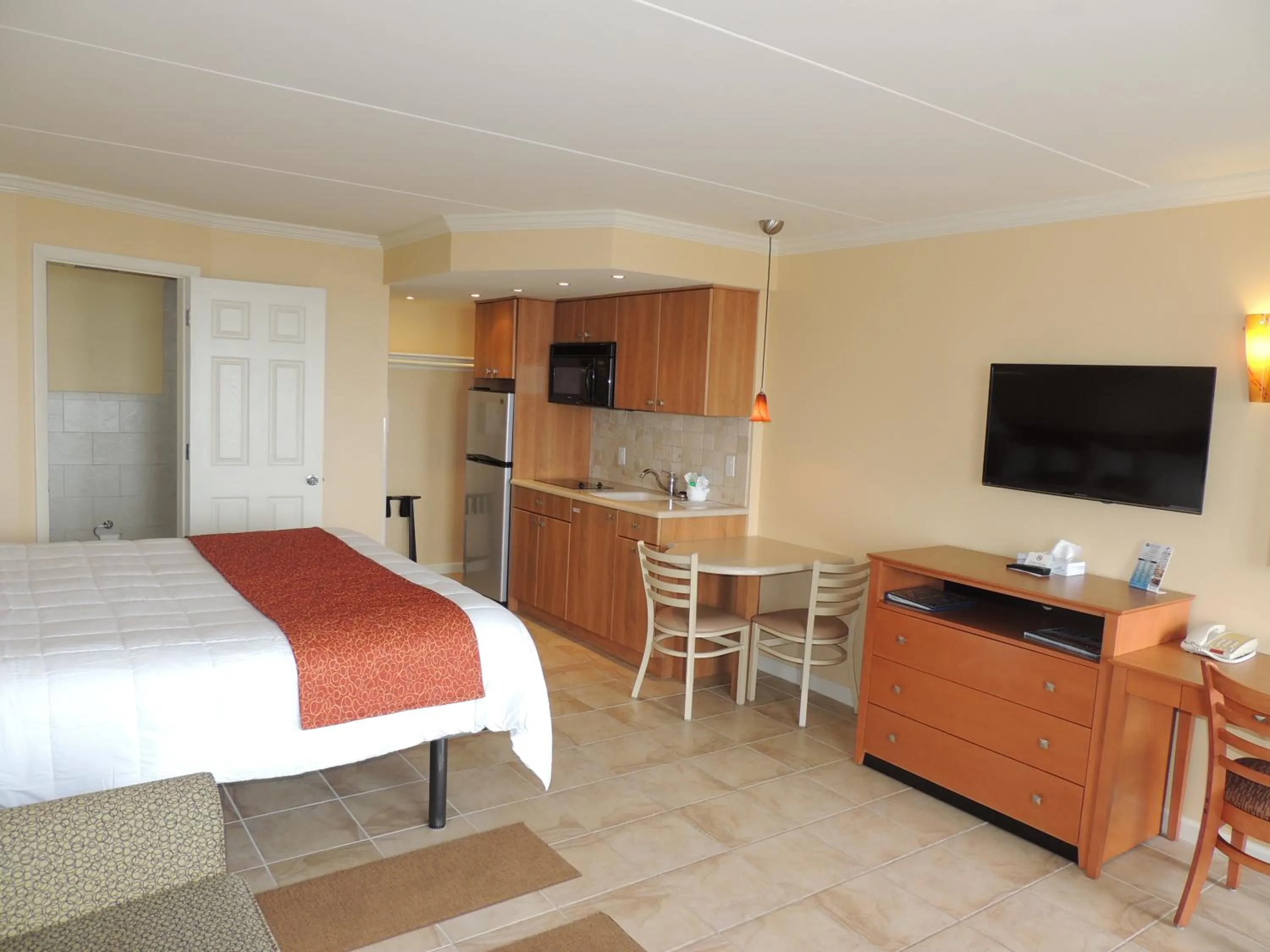Photo of the whole room, Bed in Fleur de Lis Beach Motel