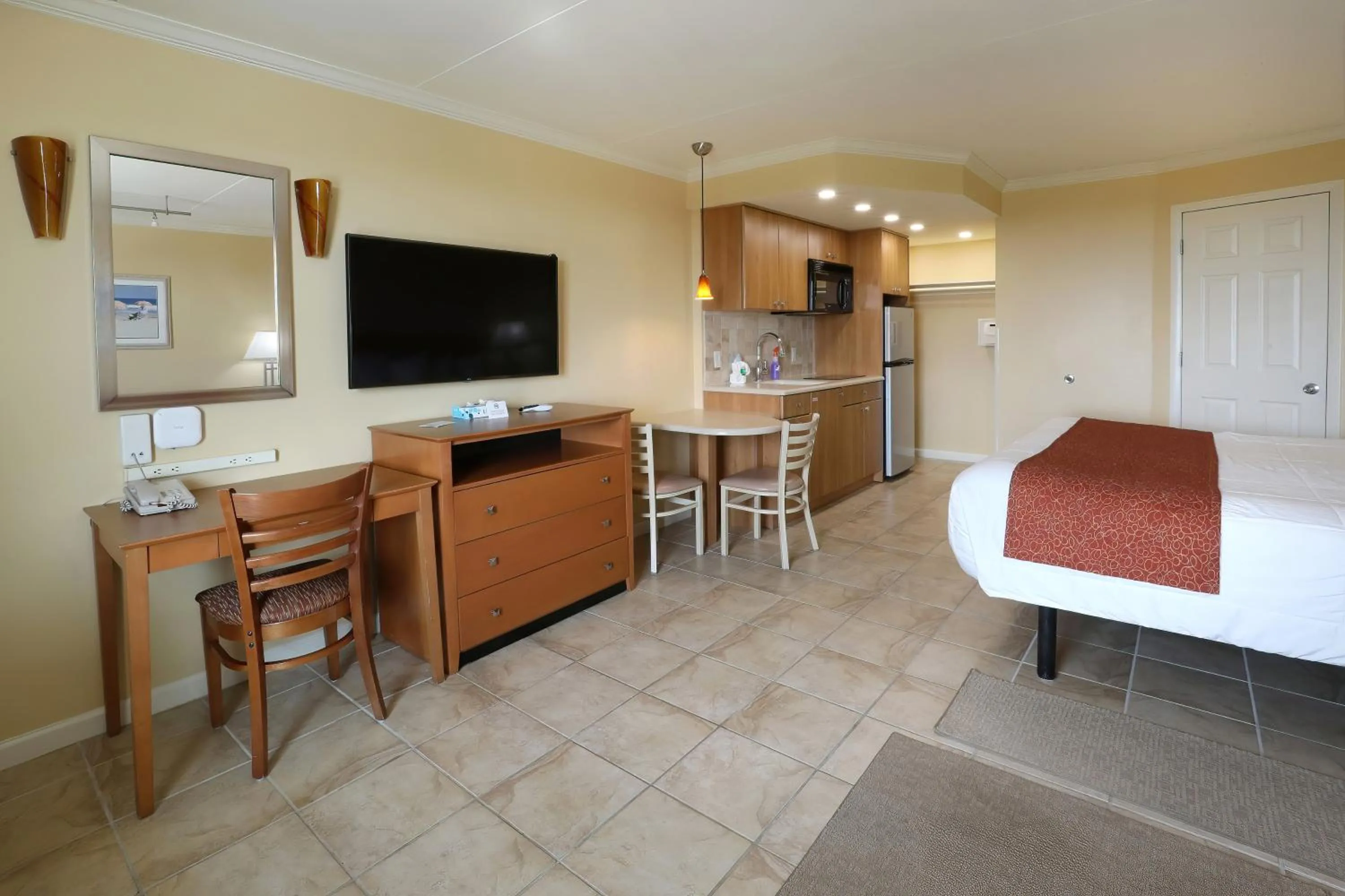 TV and multimedia in Fleur de Lis Beach Motel