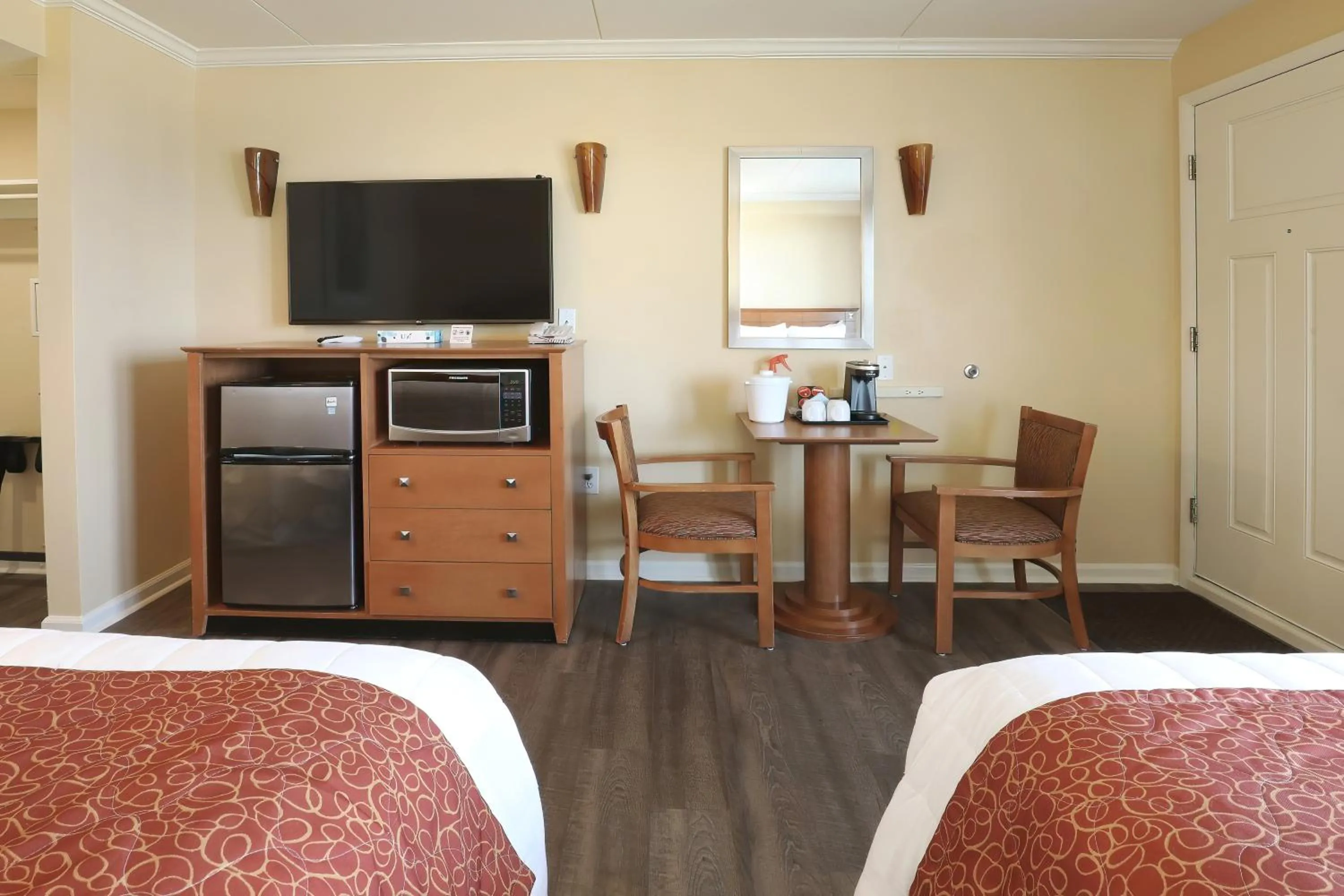 minibar, Bed in Fleur de Lis Beach Motel