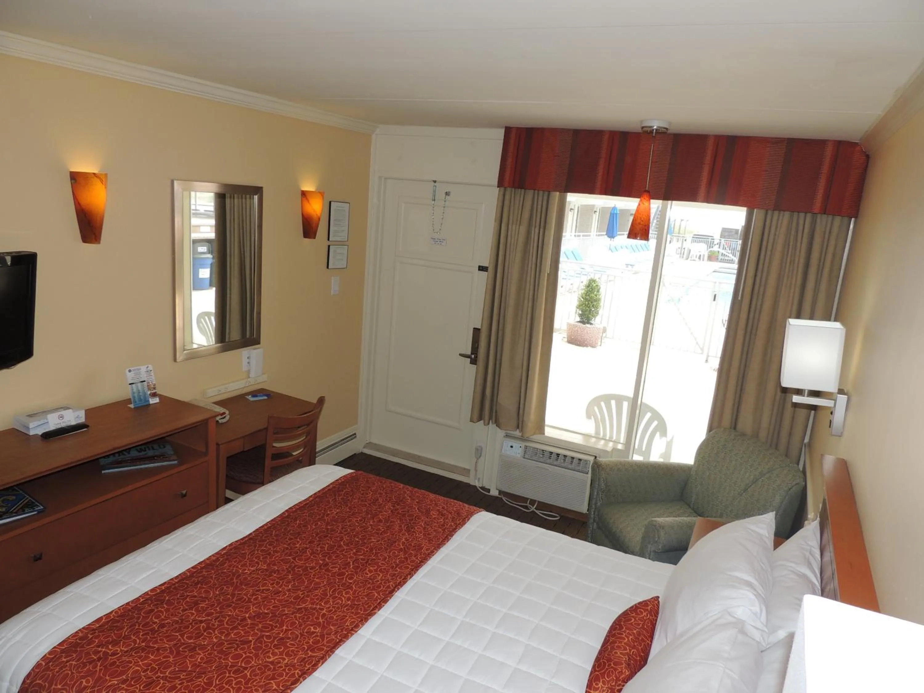 Photo of the whole room, Bed in Fleur de Lis Beach Motel