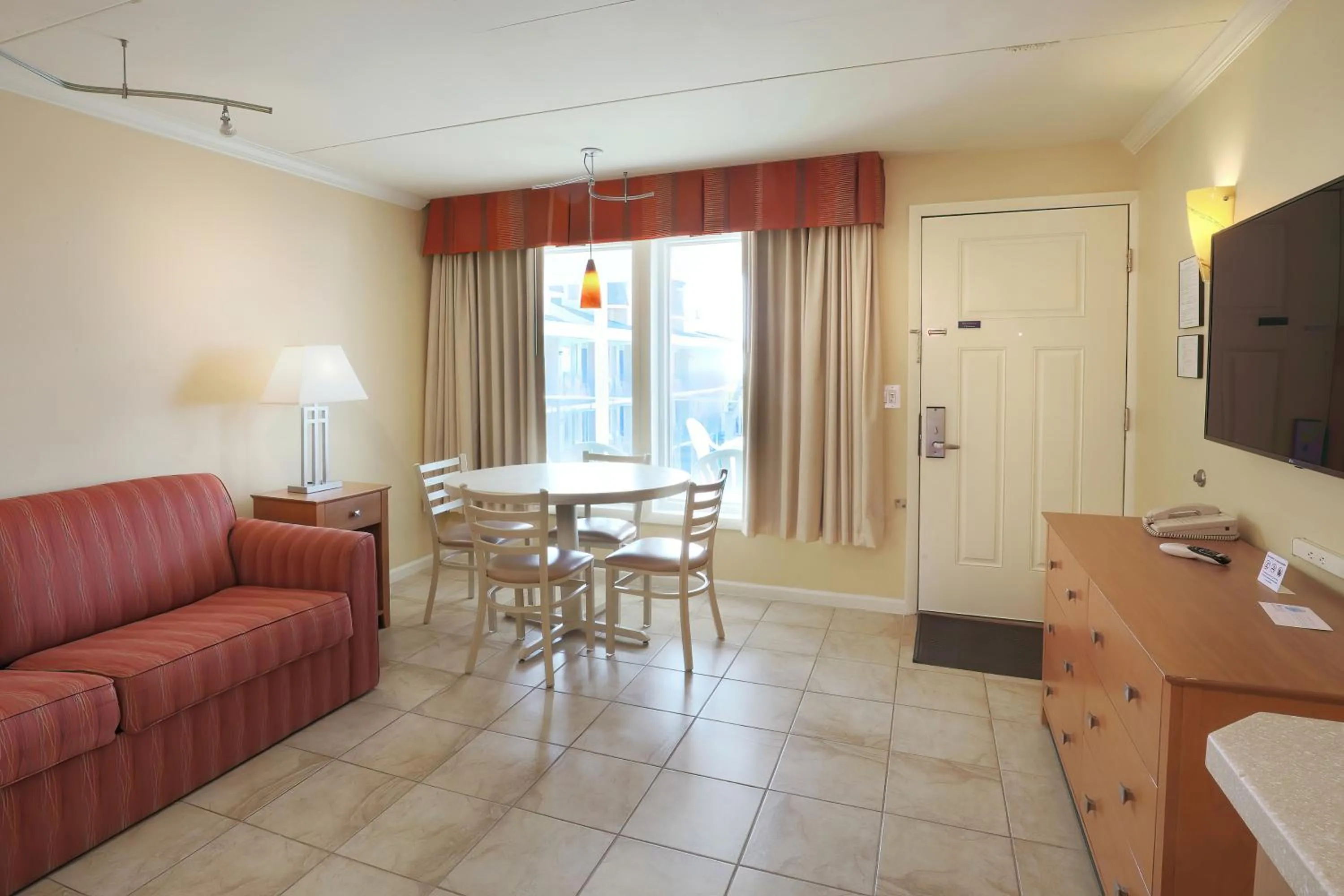 Seating area in Fleur de Lis Beach Motel