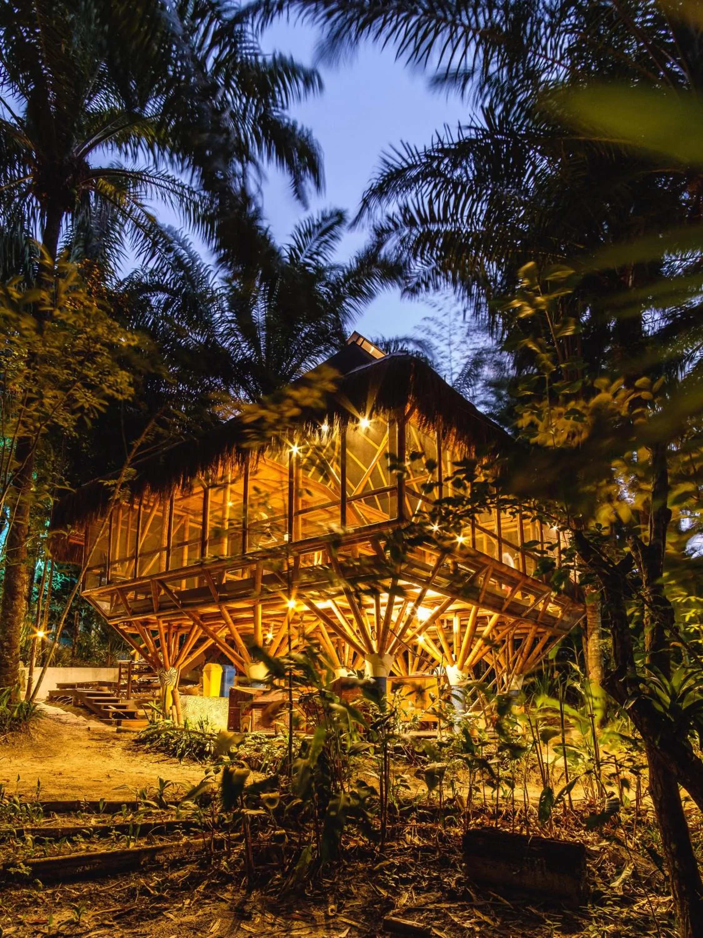 Communal kitchen in Universo Pol Bamboo Hostel