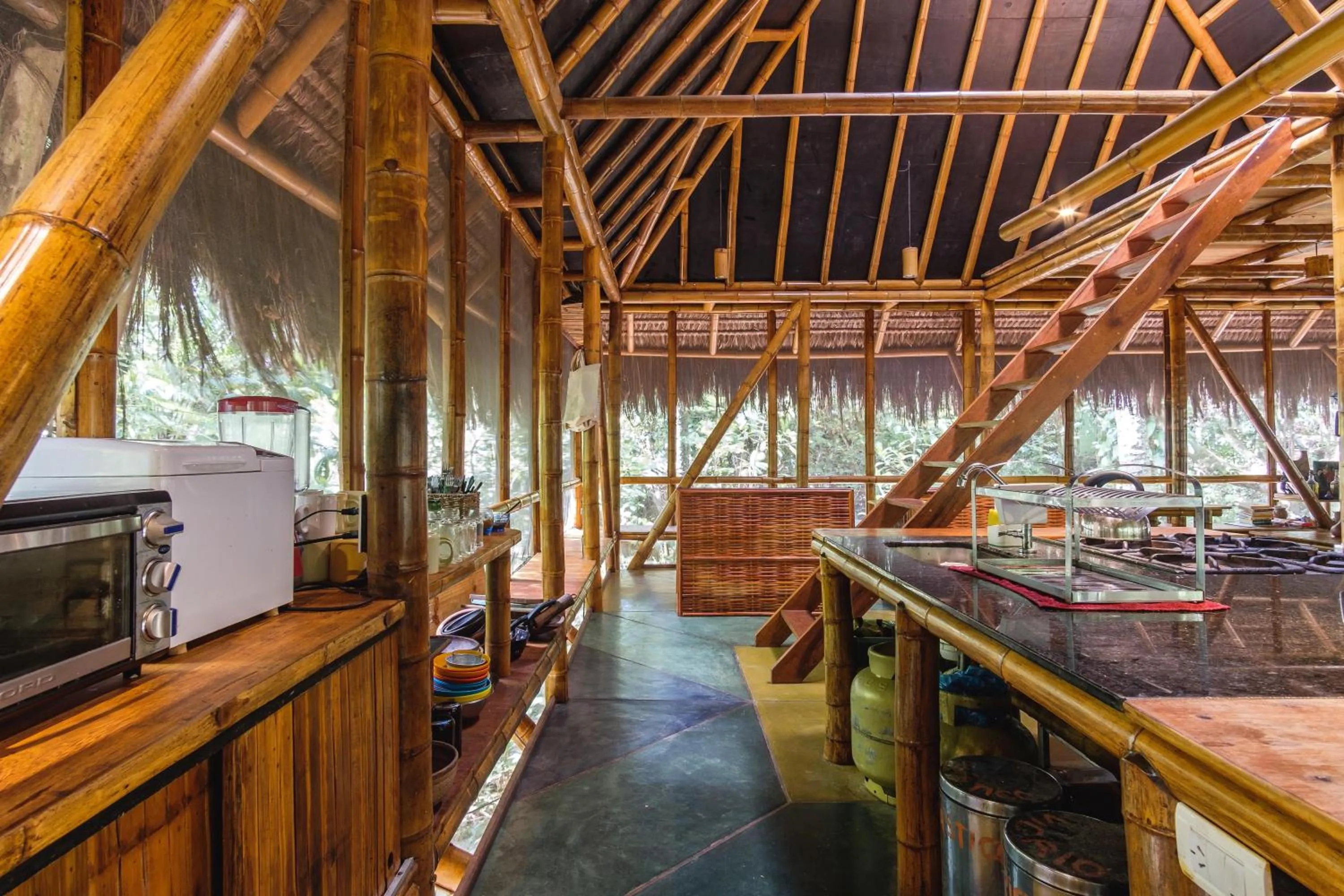 Communal kitchen in Universo Pol Bamboo Hostel