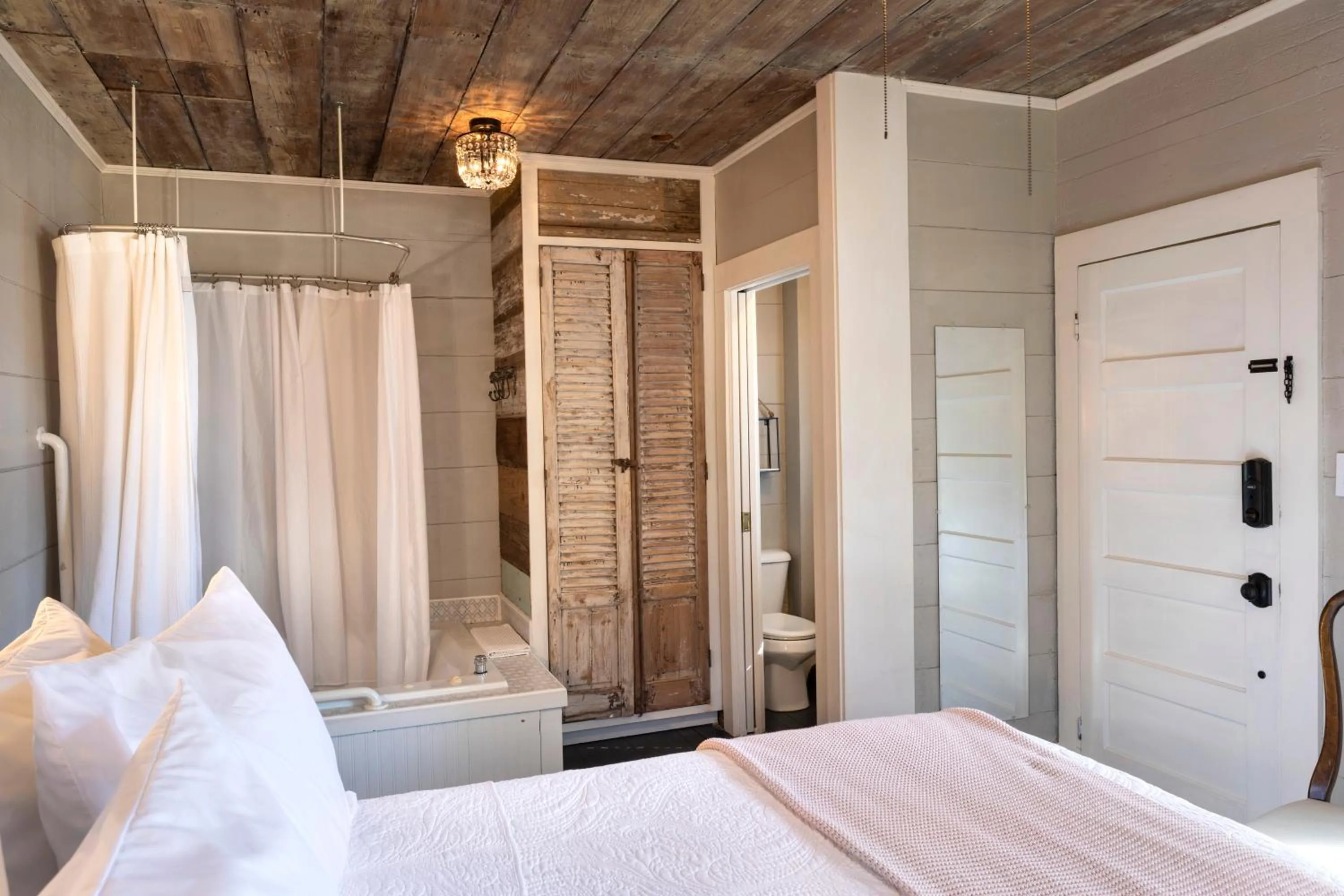 Bathroom, Bed in Katy House Bed and Breakfast