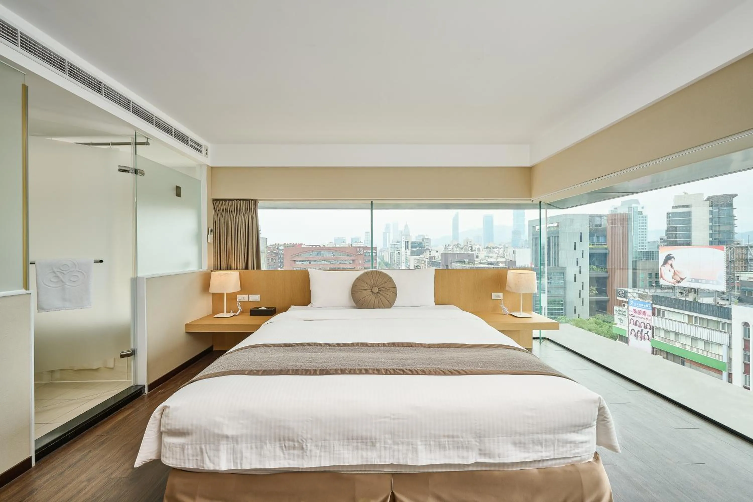 Bedroom, Bed in Eastin Taipei Hotel