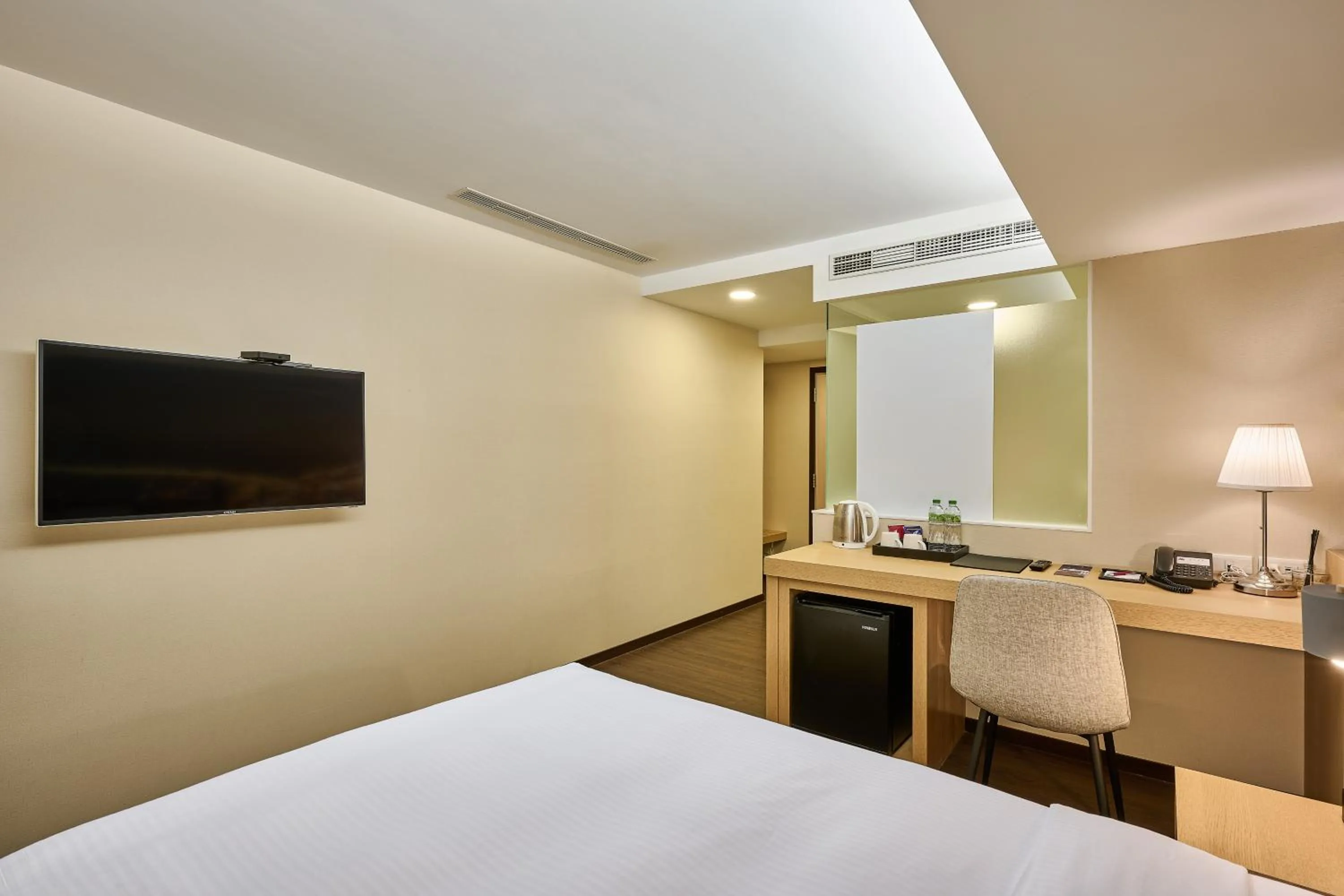 TV and multimedia, Bed in Eastin Taipei Hotel