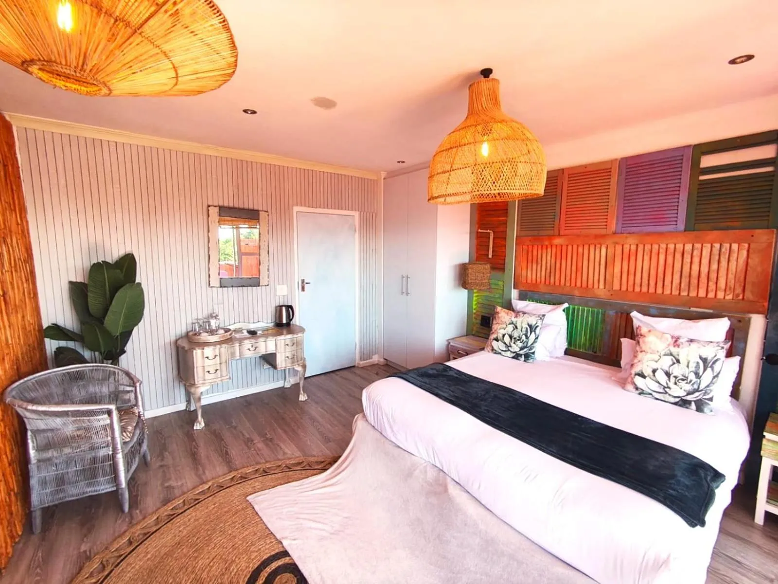 Photo of the whole room, Bed in African Groove Camps Bay