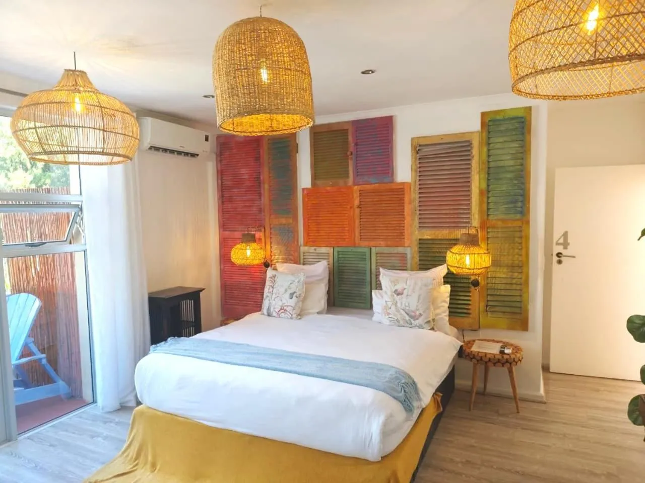 Photo of the whole room, Bed in African Groove Camps Bay