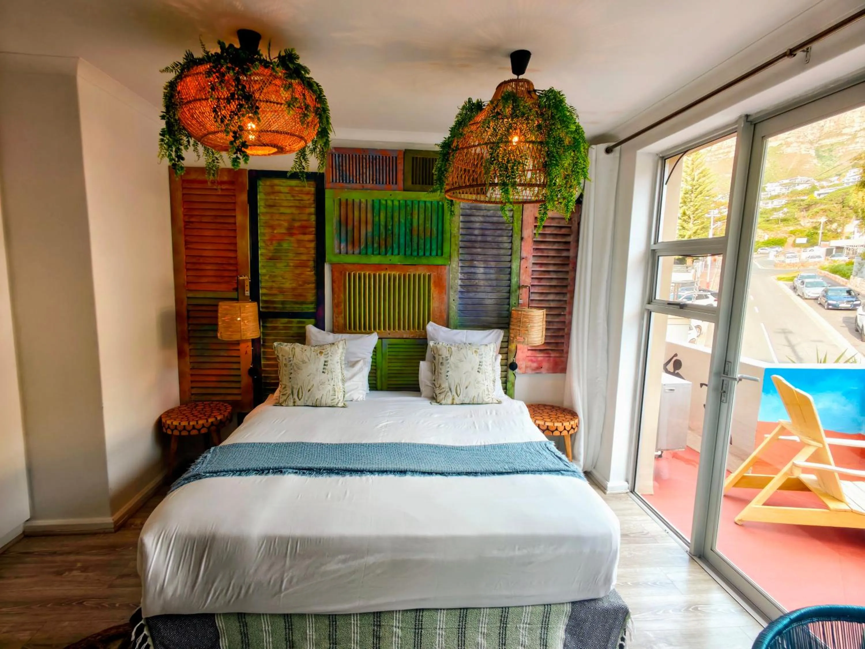 Photo of the whole room, Bed in African Groove Camps Bay