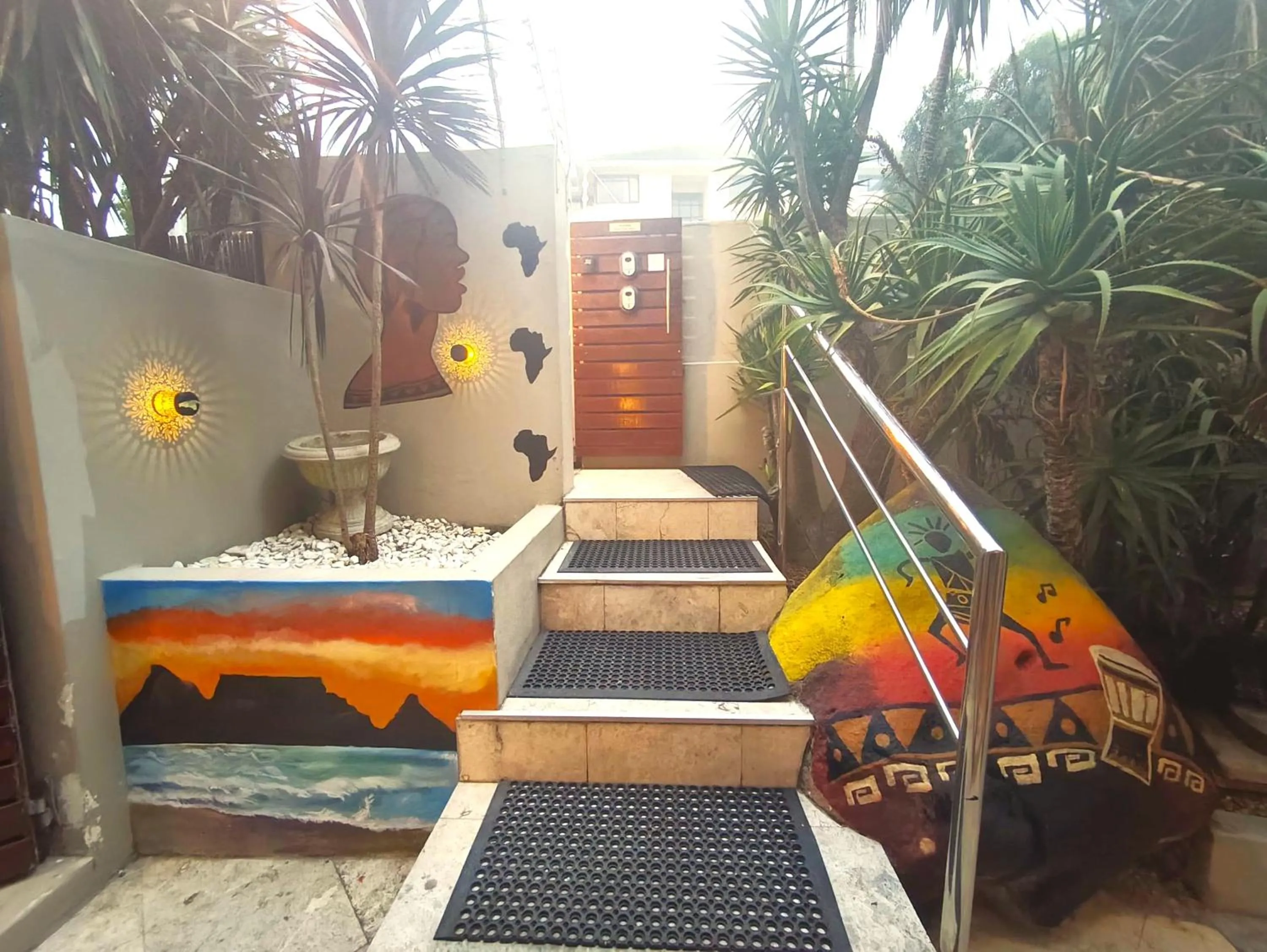 Facade/entrance in African Groove Camps Bay