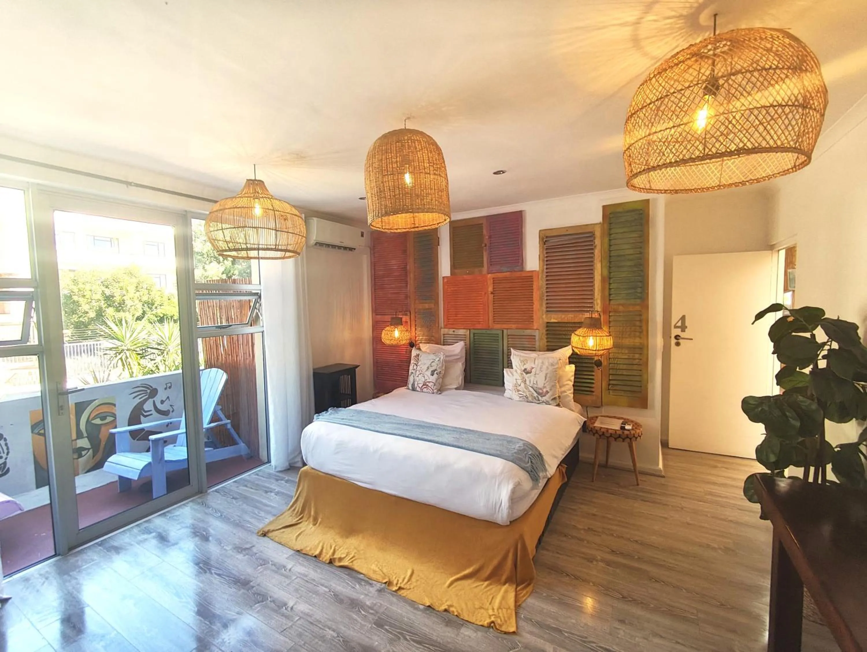 Living room, Bed in African Groove Camps Bay