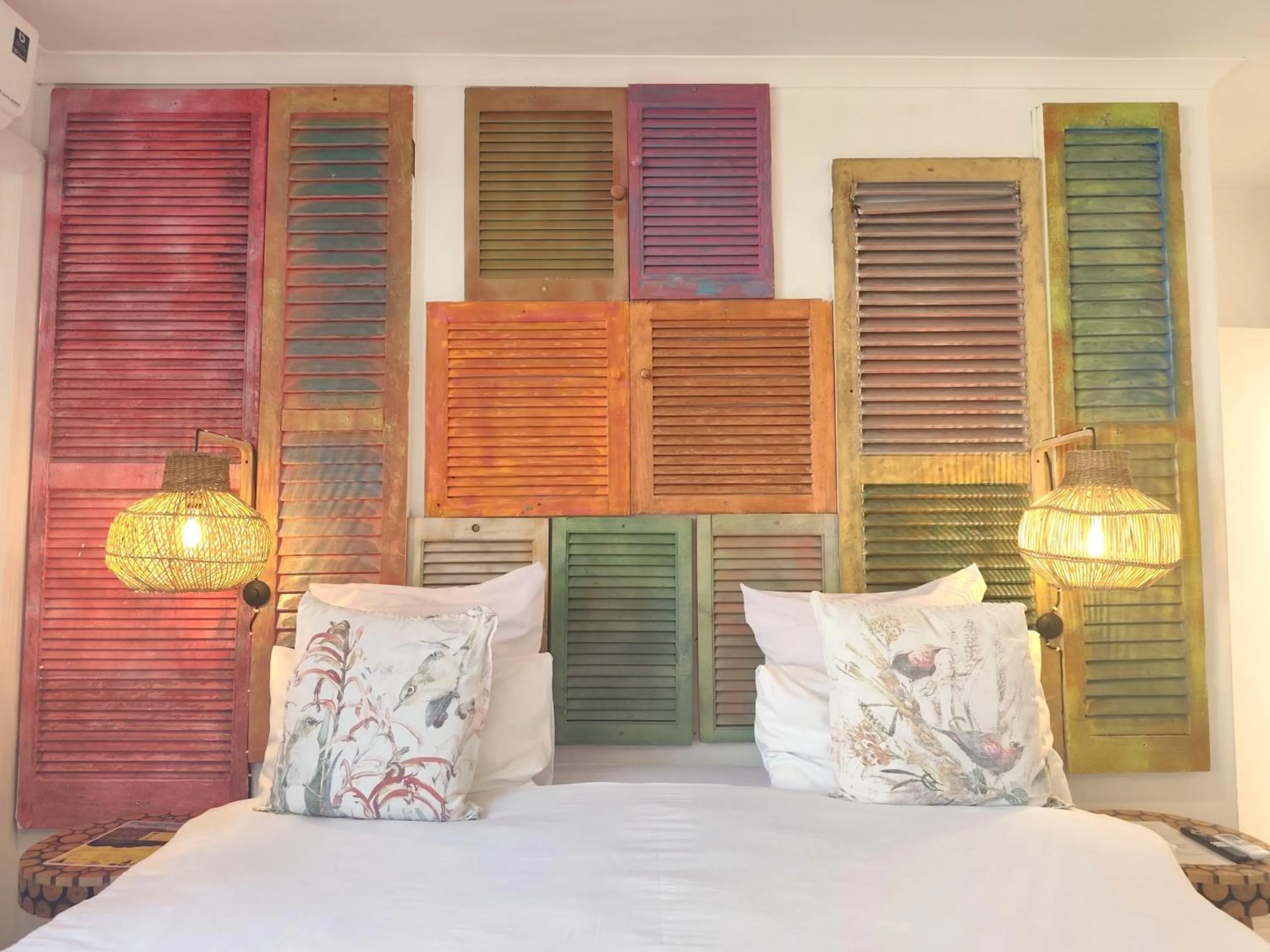 Photo of the whole room, Bed in African Groove Camps Bay