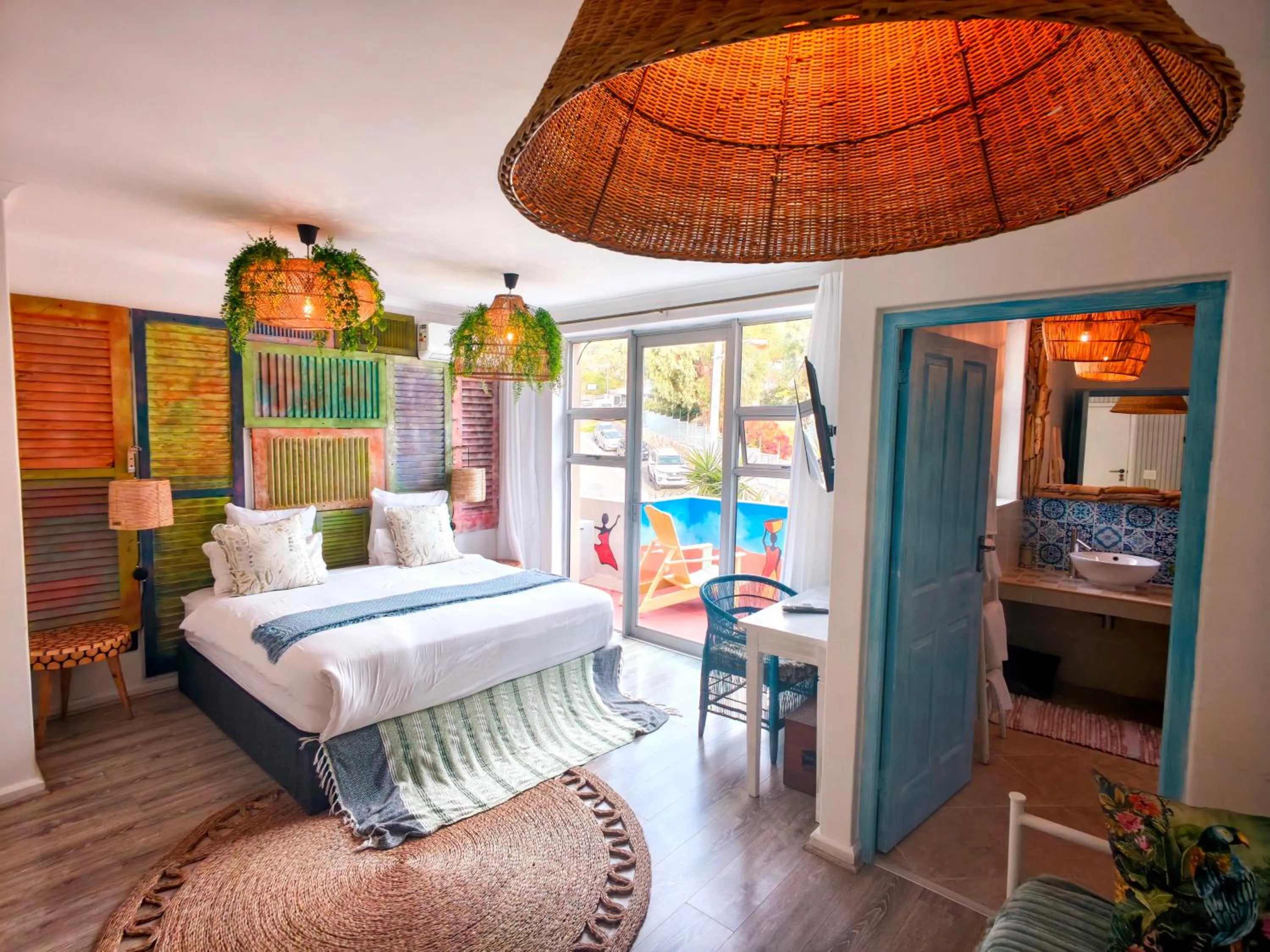 Photo of the whole room, Bed in African Groove Camps Bay
