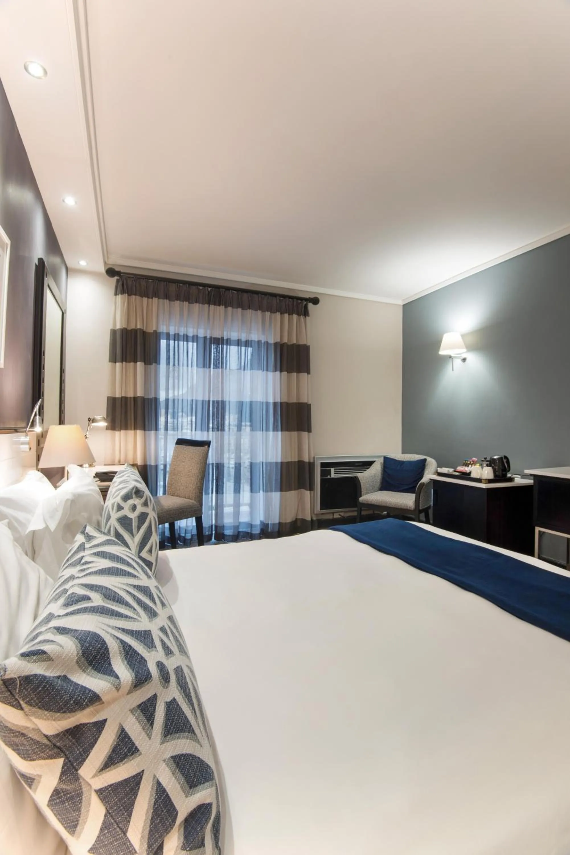 Photo of the whole room, Bed in The Commodore Hotel