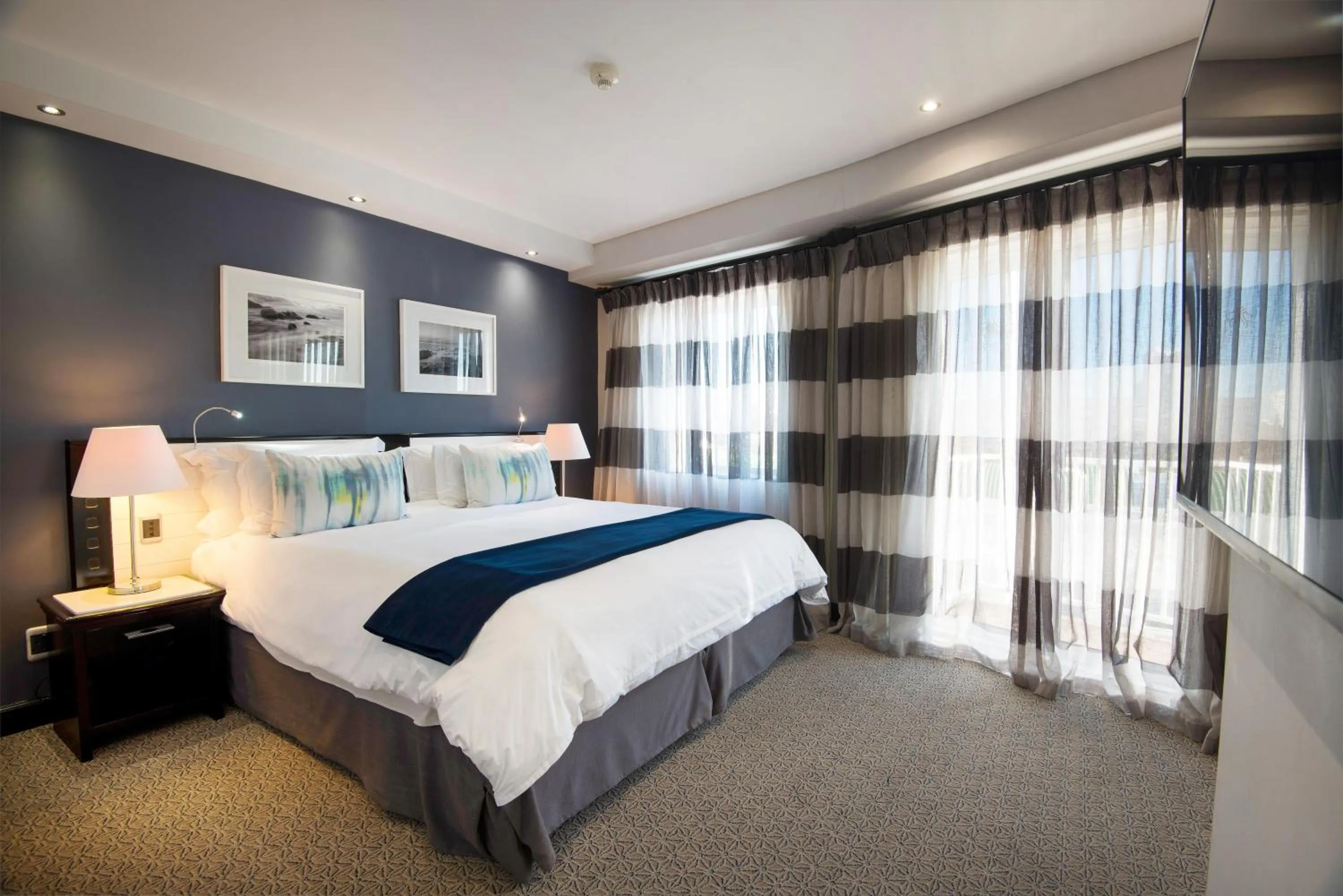 Photo of the whole room, Bed in The Commodore Hotel