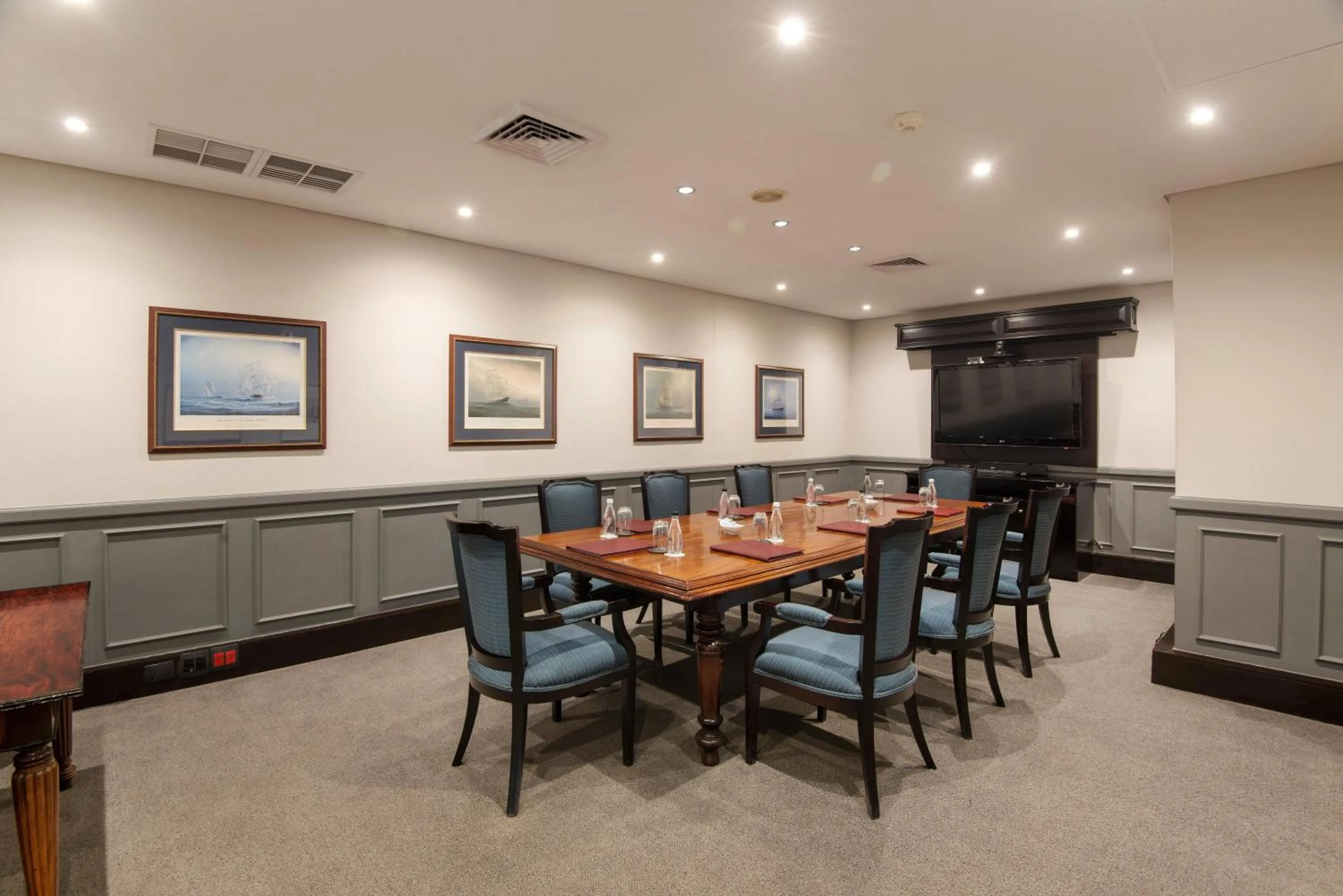 Restaurant/places to eat in The Commodore Hotel